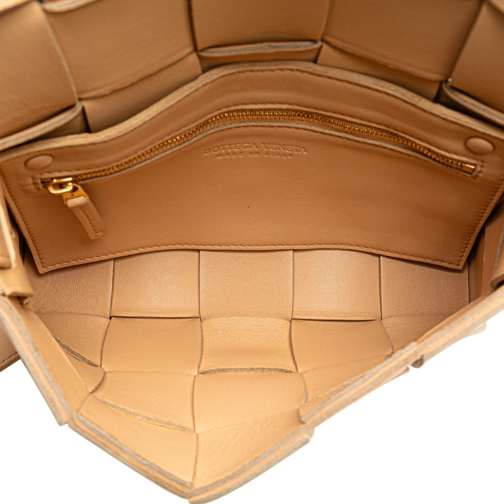 Bottega Veneta Maxi Intrecciato Cassette (SHG-182yNs)