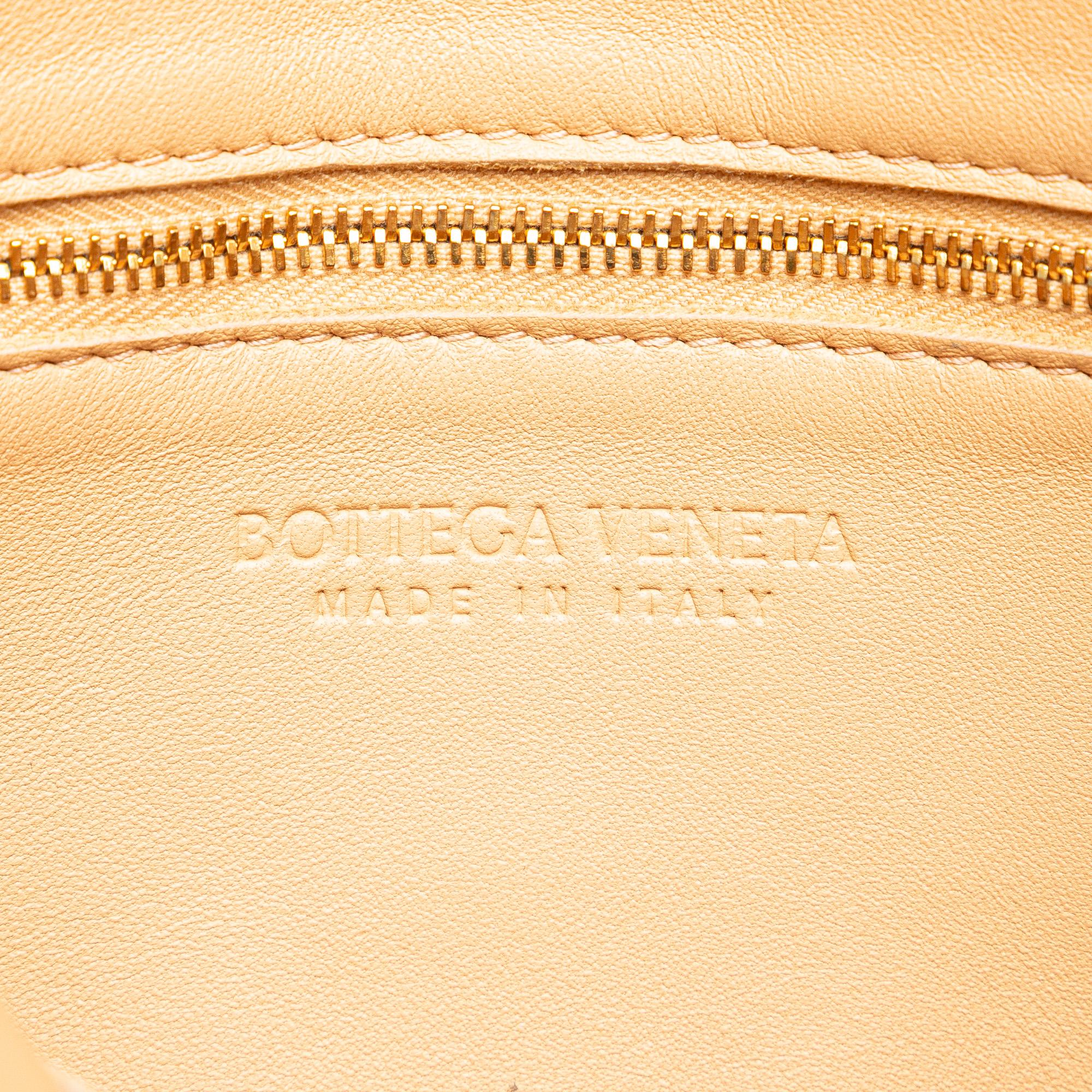 Bottega Veneta Maxi Intrecciato Cassette (SHG-182yNs)