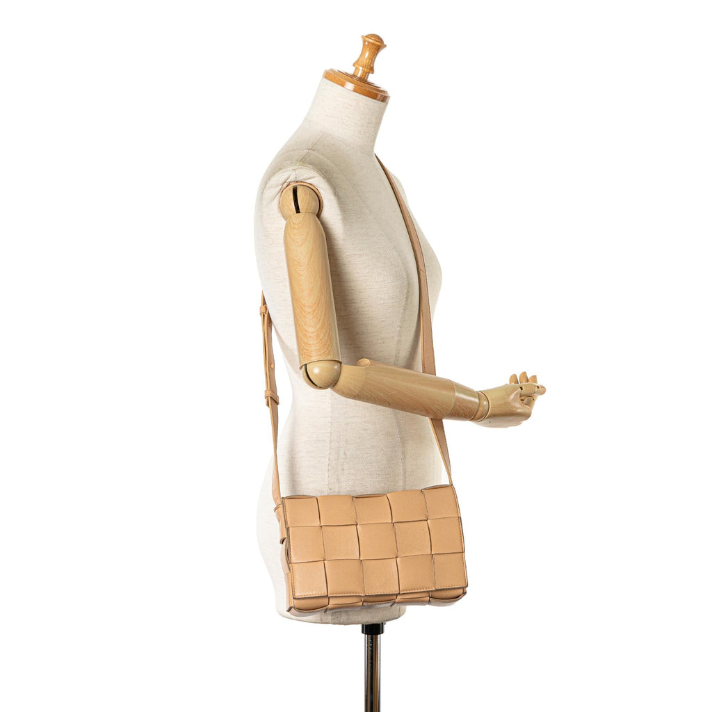 Bottega Veneta Maxi Intrecciato Cassette (SHG-182yNs)