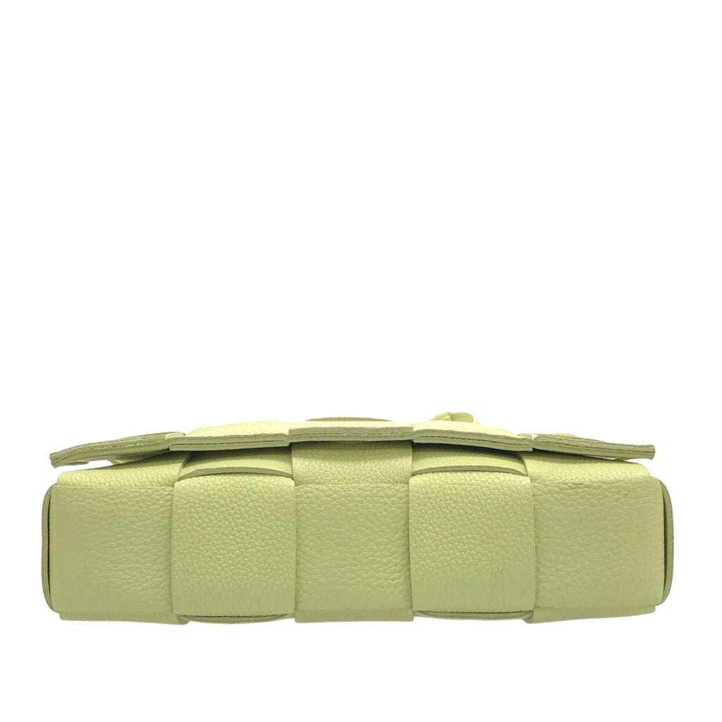 Bottega Veneta Maxi Intrecciato Grained Leather Cassette (SHG-oFXHdg)