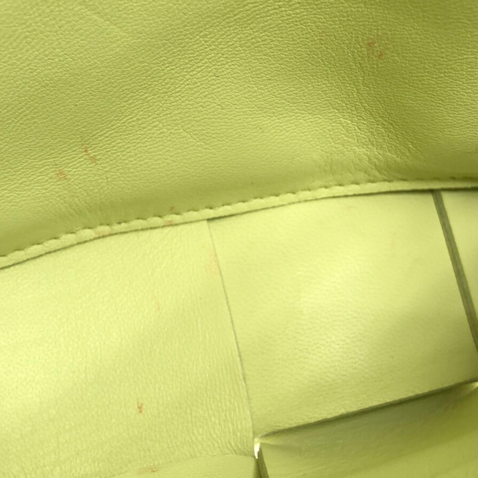 Bottega Veneta Maxi Intrecciato Grained Leather Cassette (SHG-oFXHdg)