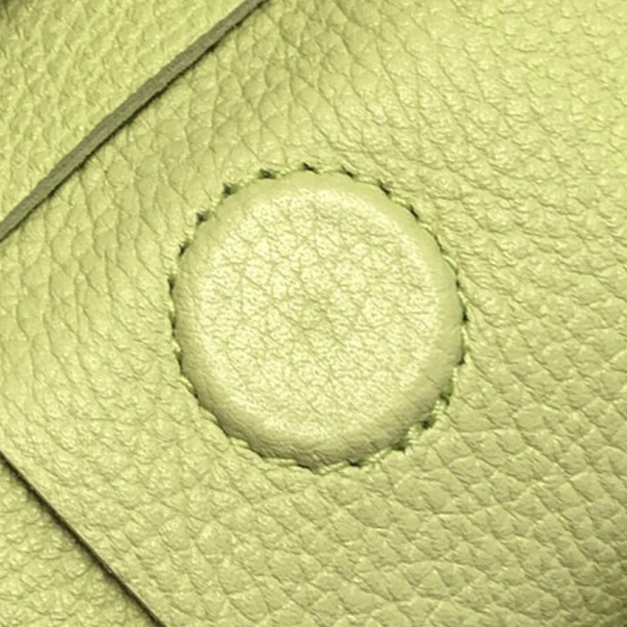 Bottega Veneta Maxi Intrecciato Grained Leather Cassette (SHG-oFXHdg)