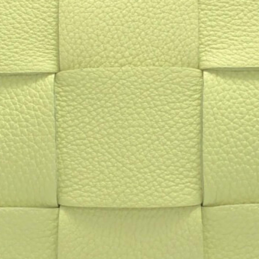 Bottega Veneta Maxi Intrecciato Grained Leather Cassette (SHG-oFXHdg)