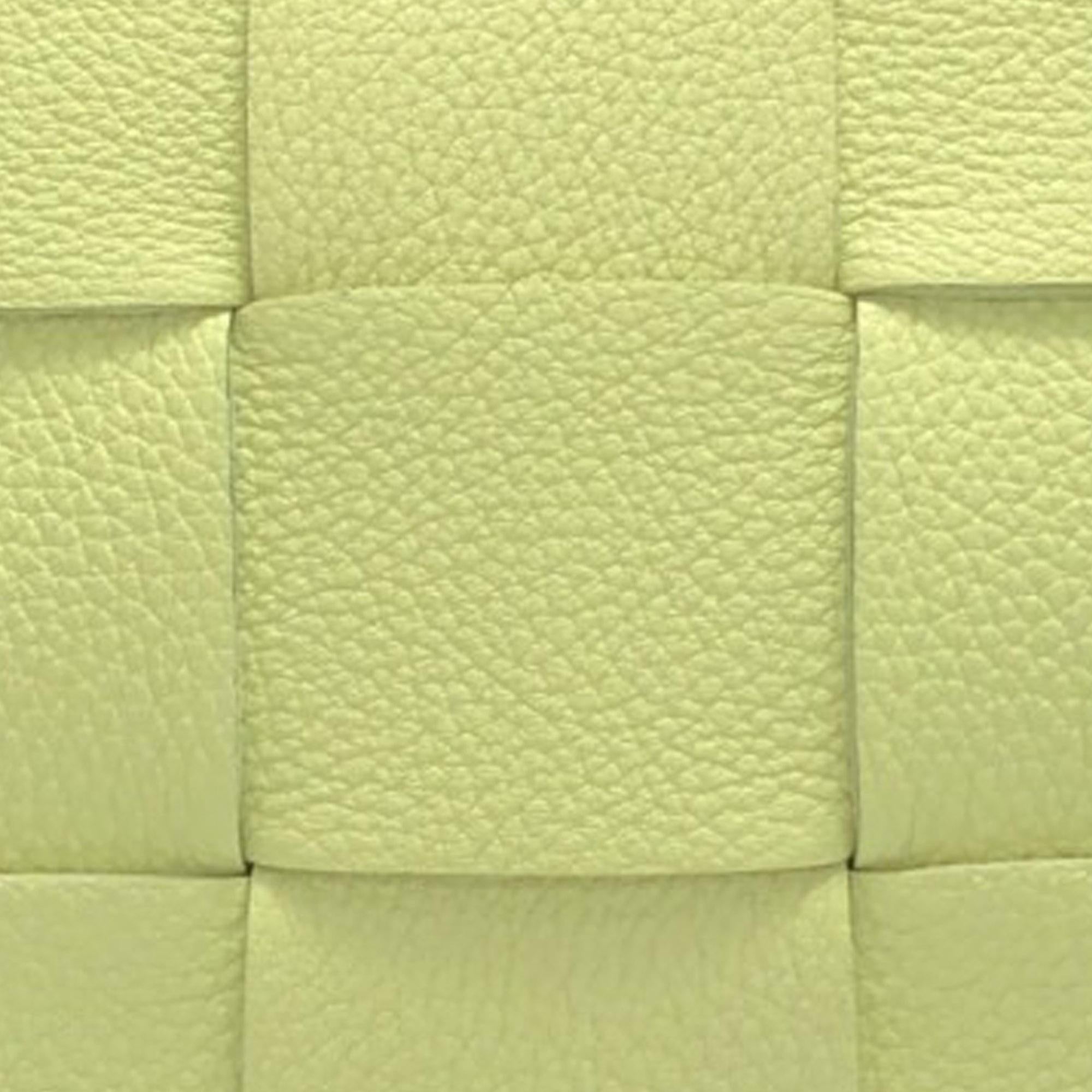 Bottega Veneta Maxi Intrecciato Grained Leather Cassette (SHG-oFXHdg)