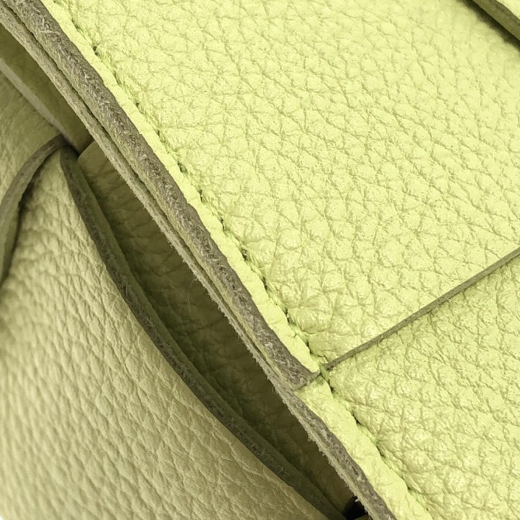 Bottega Veneta Maxi Intrecciato Grained Leather Cassette (SHG-oFXHdg)