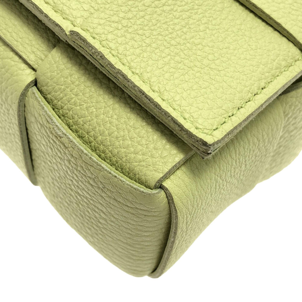 Bottega Veneta Maxi Intrecciato Grained Leather Cassette (SHG-oFXHdg)