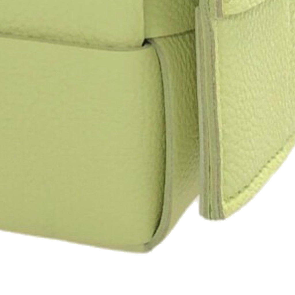 Bottega Veneta Maxi Intrecciato Grained Leather Cassette (SHG-oFXHdg)