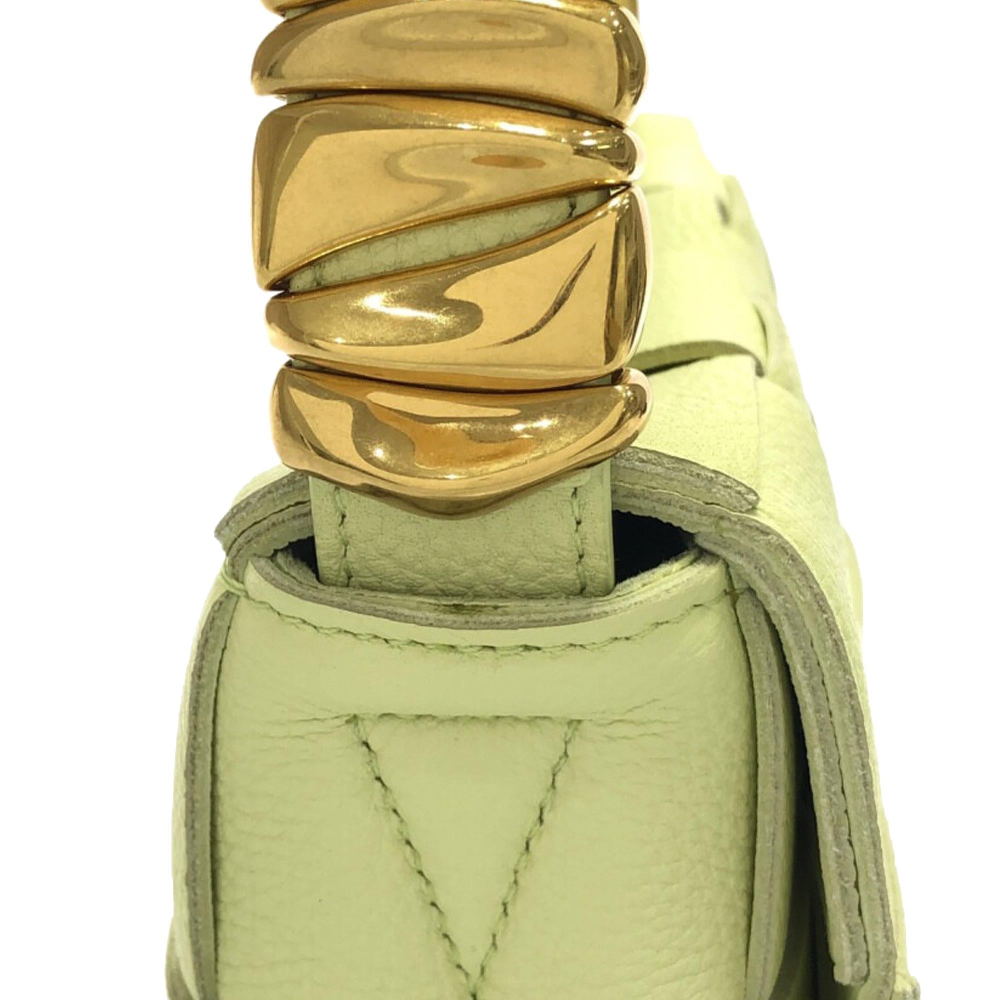 Bottega Veneta Maxi Intrecciato Grained Leather Cassette (SHG-oFXHdg)