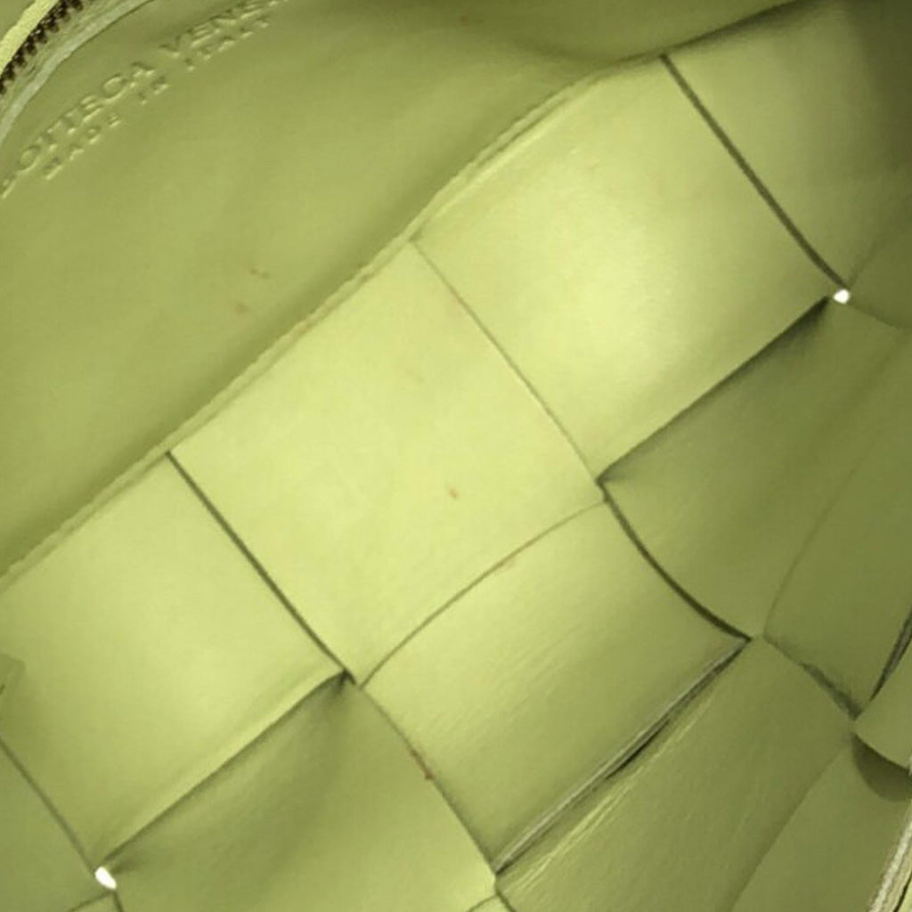 Bottega Veneta Maxi Intrecciato Grained Leather Cassette (SHG-oFXHdg)
