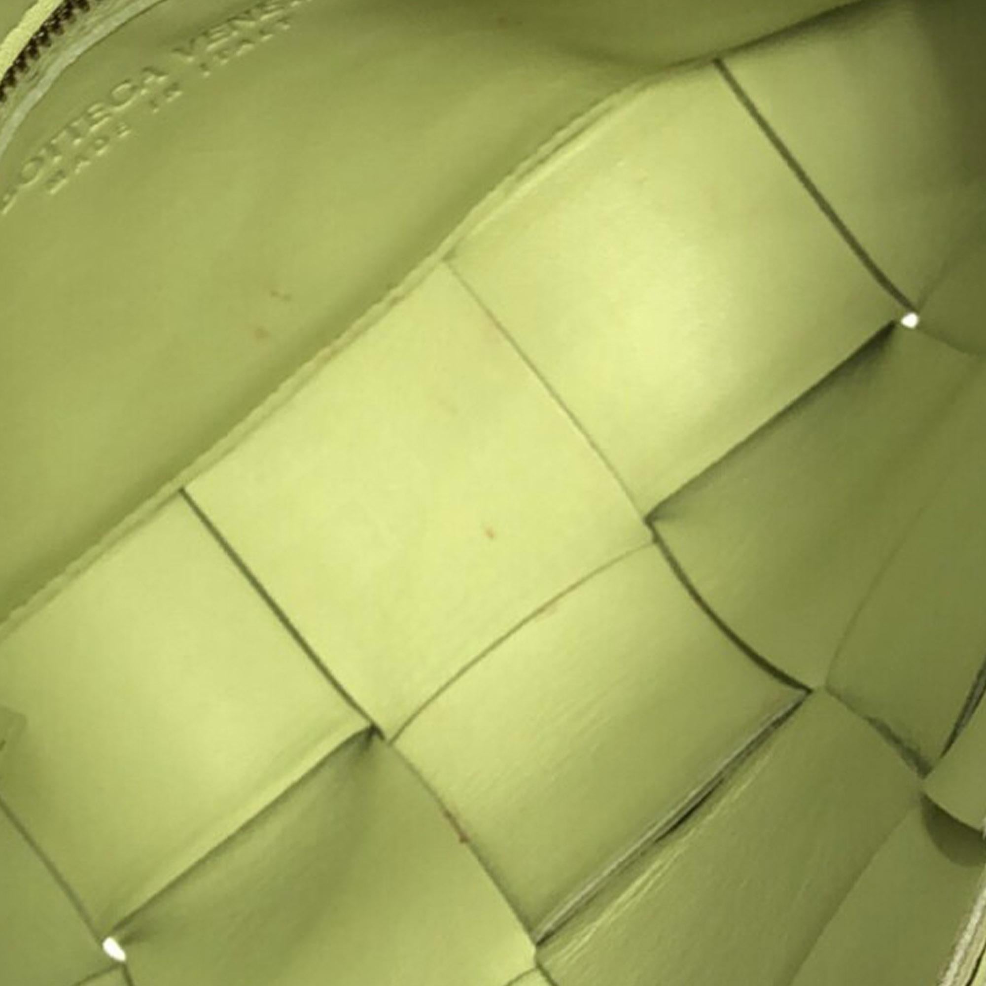 Bottega Veneta Maxi Intrecciato Grained Leather Cassette (SHG-oFXHdg)