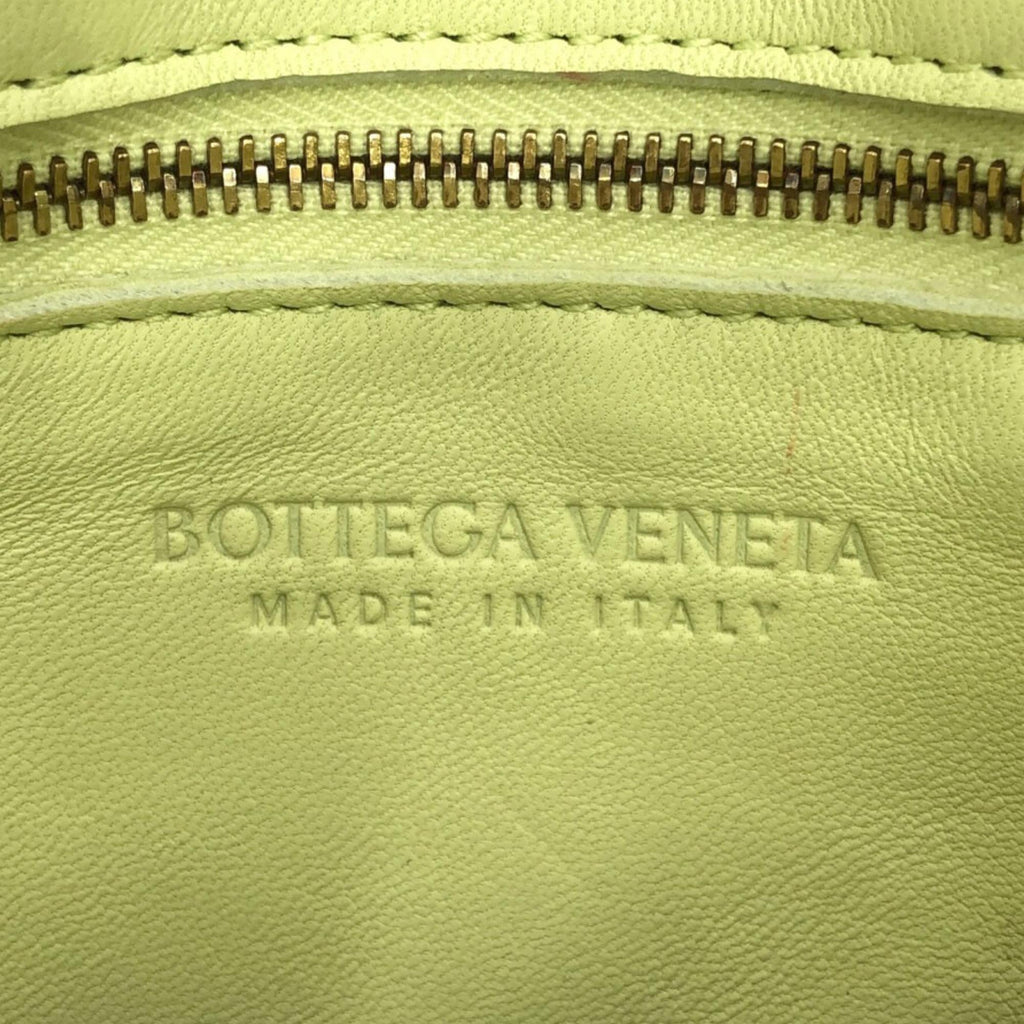 Bottega Veneta Maxi Intrecciato Grained Leather Cassette (SHG-oFXHdg)