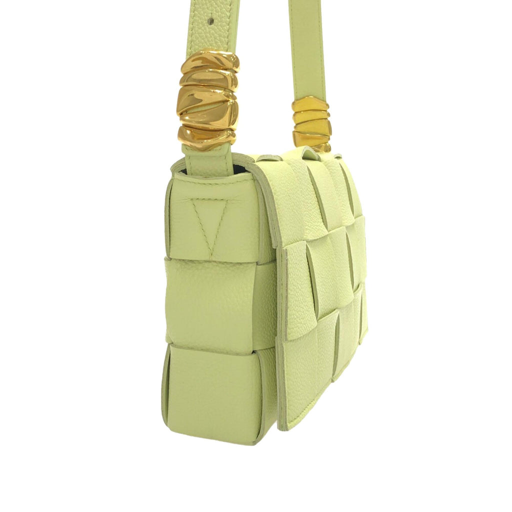 Bottega Veneta Maxi Intrecciato Grained Leather Cassette (SHG-oFXHdg)
