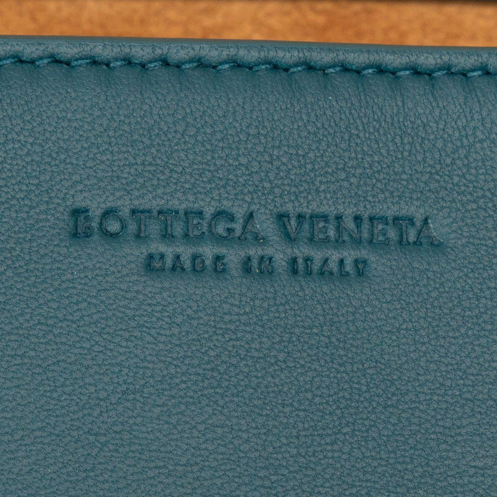 Bottega Veneta Maxi Intrecciato Mini Cassette Crossbody (SHG-SyAxrp)