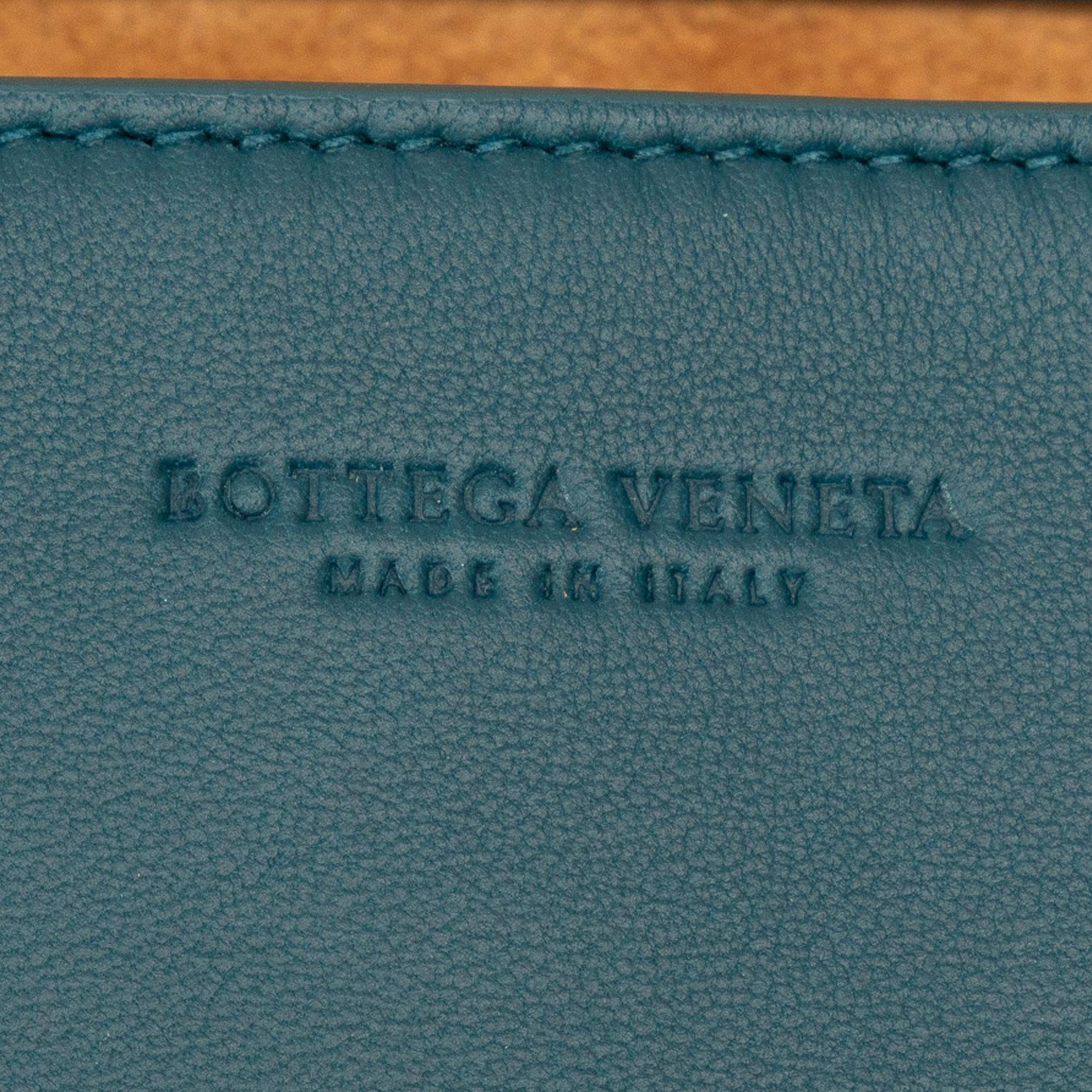 Bottega Veneta Maxi Intrecciato Mini Cassette Crossbody (SHG-SyAxrp)