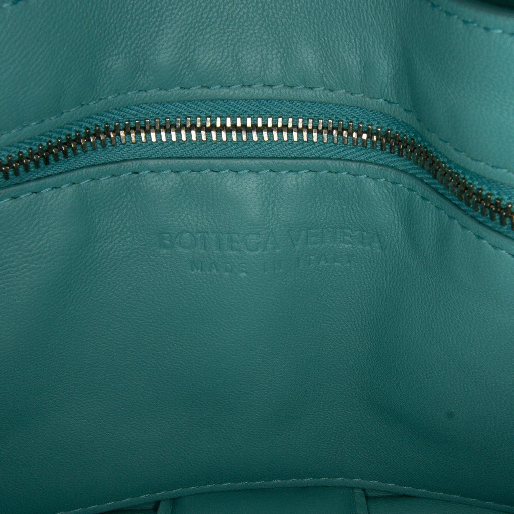 Bottega Veneta Maxi Intrecciato Padded Cassette Crossbody (SHG-kR8MHE)