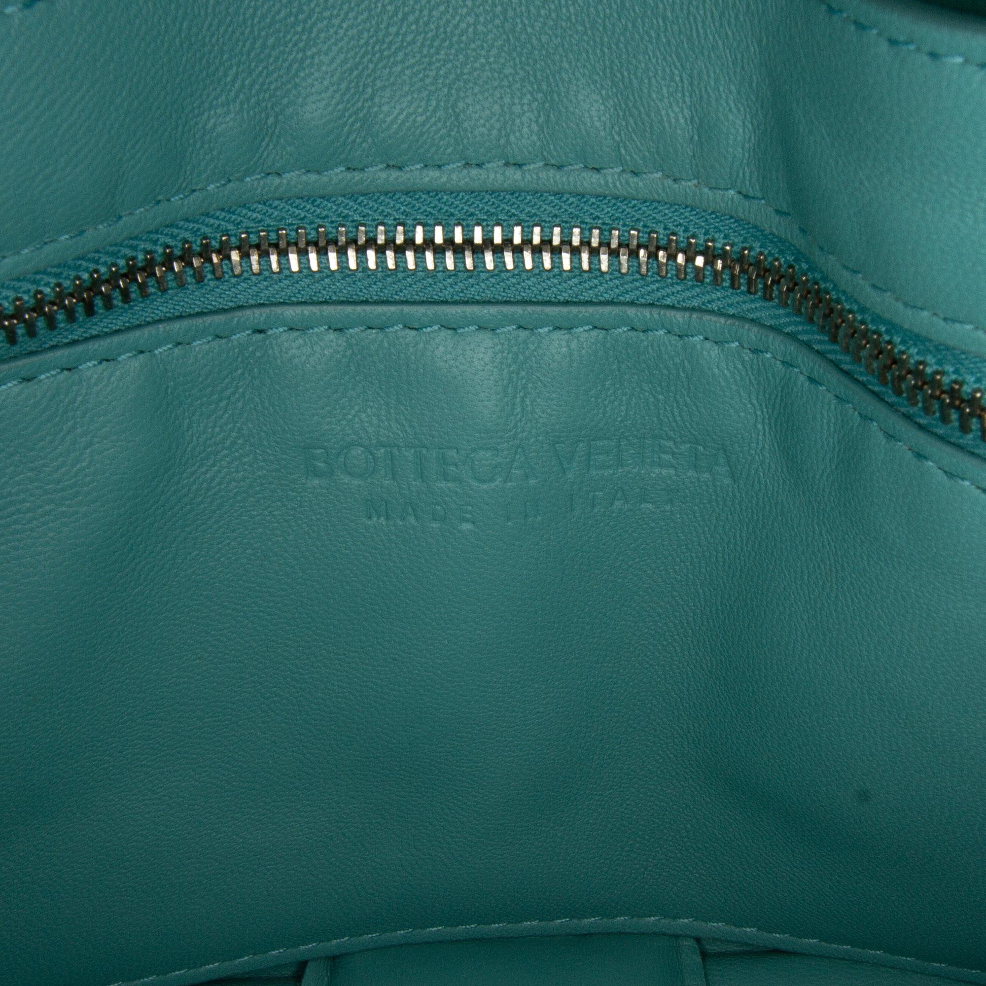 Bottega Veneta Maxi Intrecciato Padded Cassette Crossbody (SHG-kR8MHE)