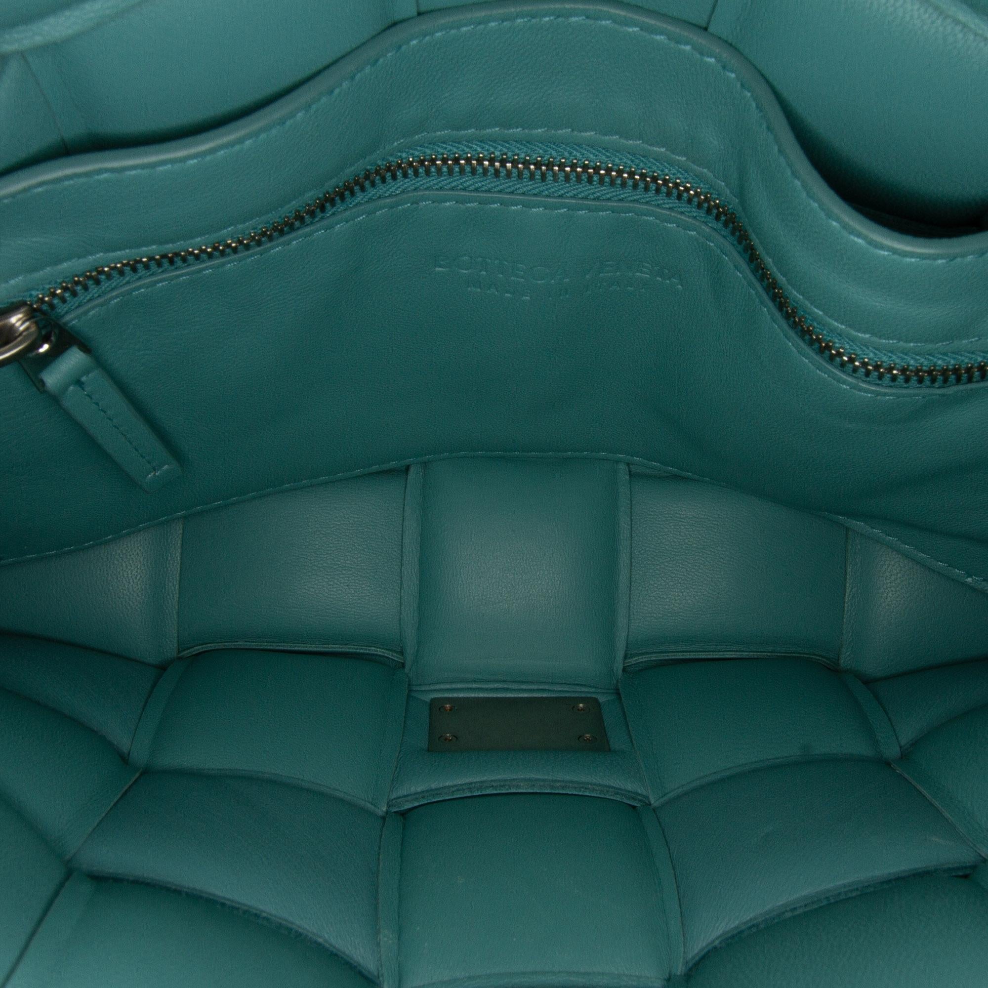 Bottega Veneta Maxi Intrecciato Padded Cassette Crossbody (SHG-kR8MHE)