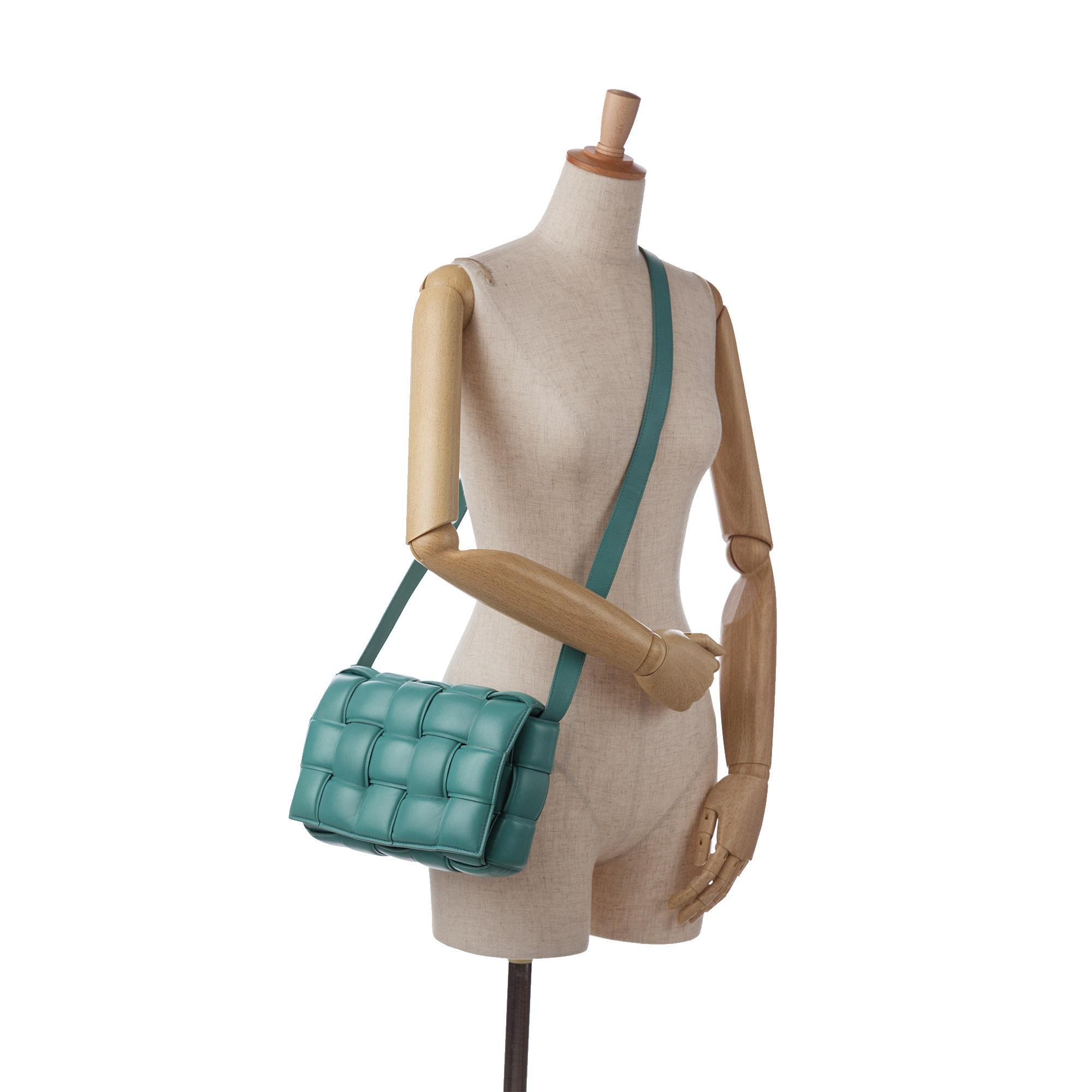 Bottega Veneta Maxi Intrecciato Padded Cassette Crossbody (SHG-kR8MHE)