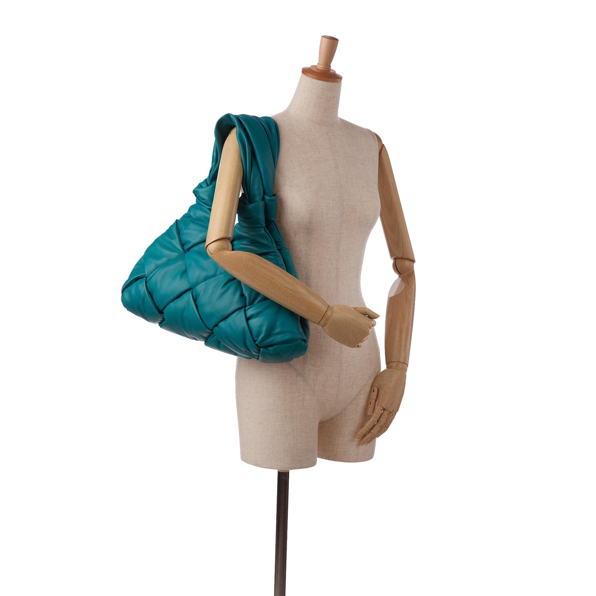 Bottega Veneta Maxi Intrecciato Padded Lock Tote (SHG-vtAVXH)