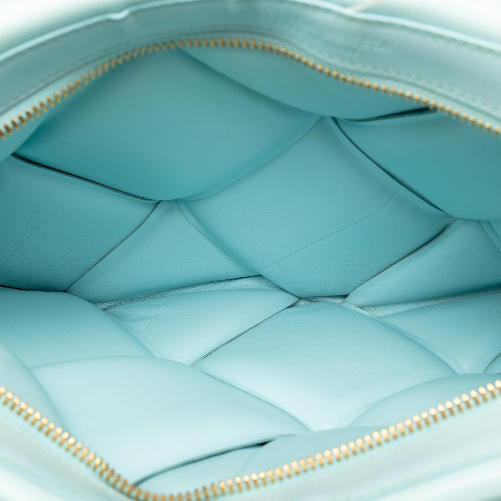 Bottega Veneta Maxi Intrecciato Padded Pouch (SHG-sieLdA)