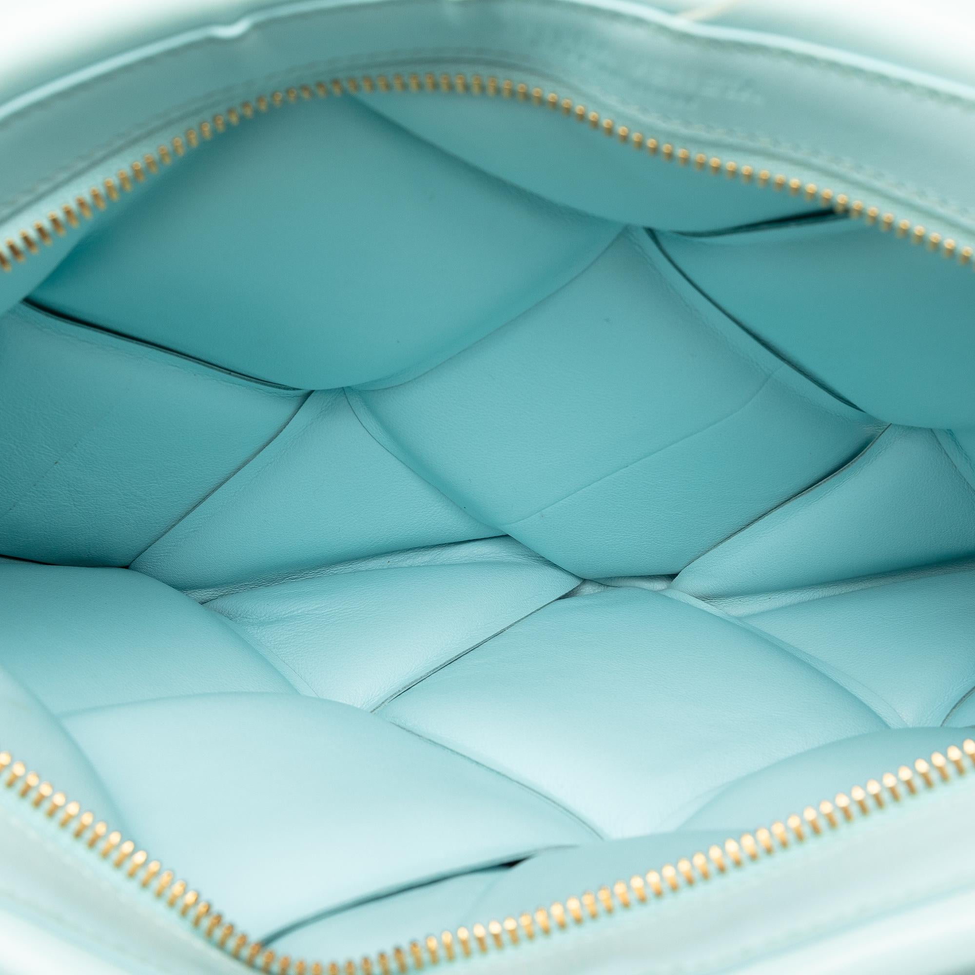 Bottega Veneta Maxi Intrecciato Padded Pouch (SHG-sieLdA)