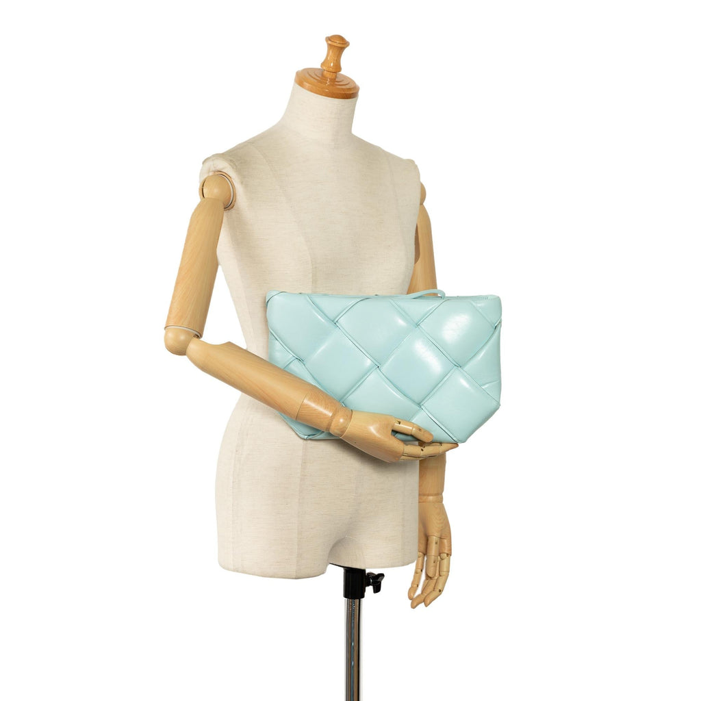 Bottega Veneta Maxi Intrecciato Padded Pouch (SHG-sieLdA)