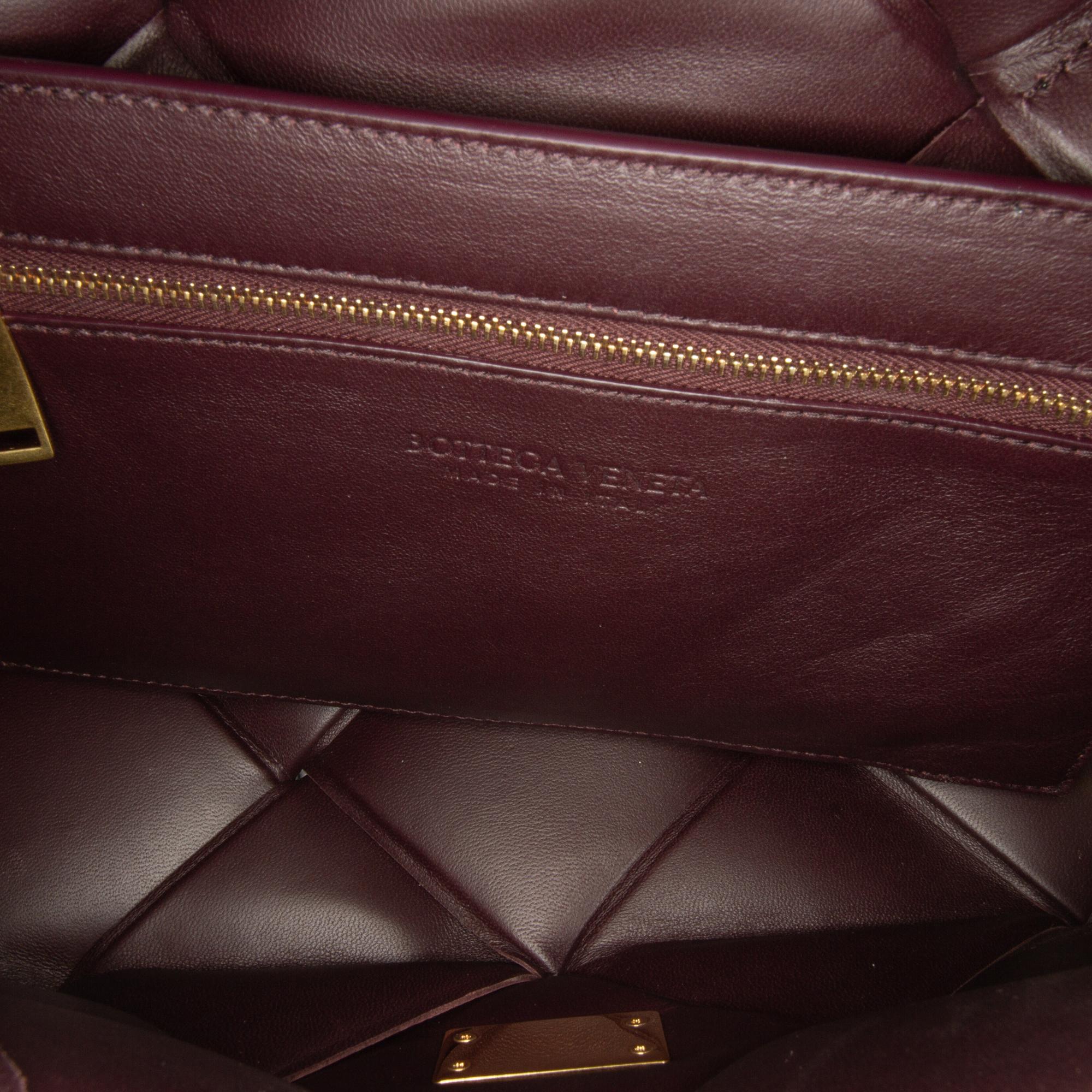 Bottega Veneta Maxi Intrecciato Padded Top Handle Bag (SHG-HVhsoo)