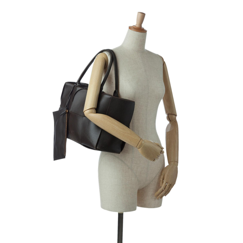 Bottega Veneta Maxi Intrecciato Small Arco Tote (SHG-hRd6If)