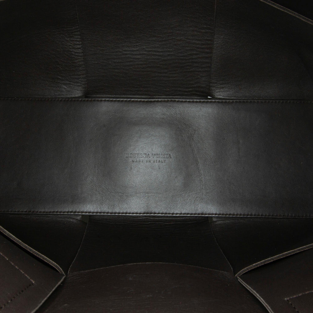 Bottega Veneta Maxi Intrecciato Small Arco Tote (SHG-hRd6If)