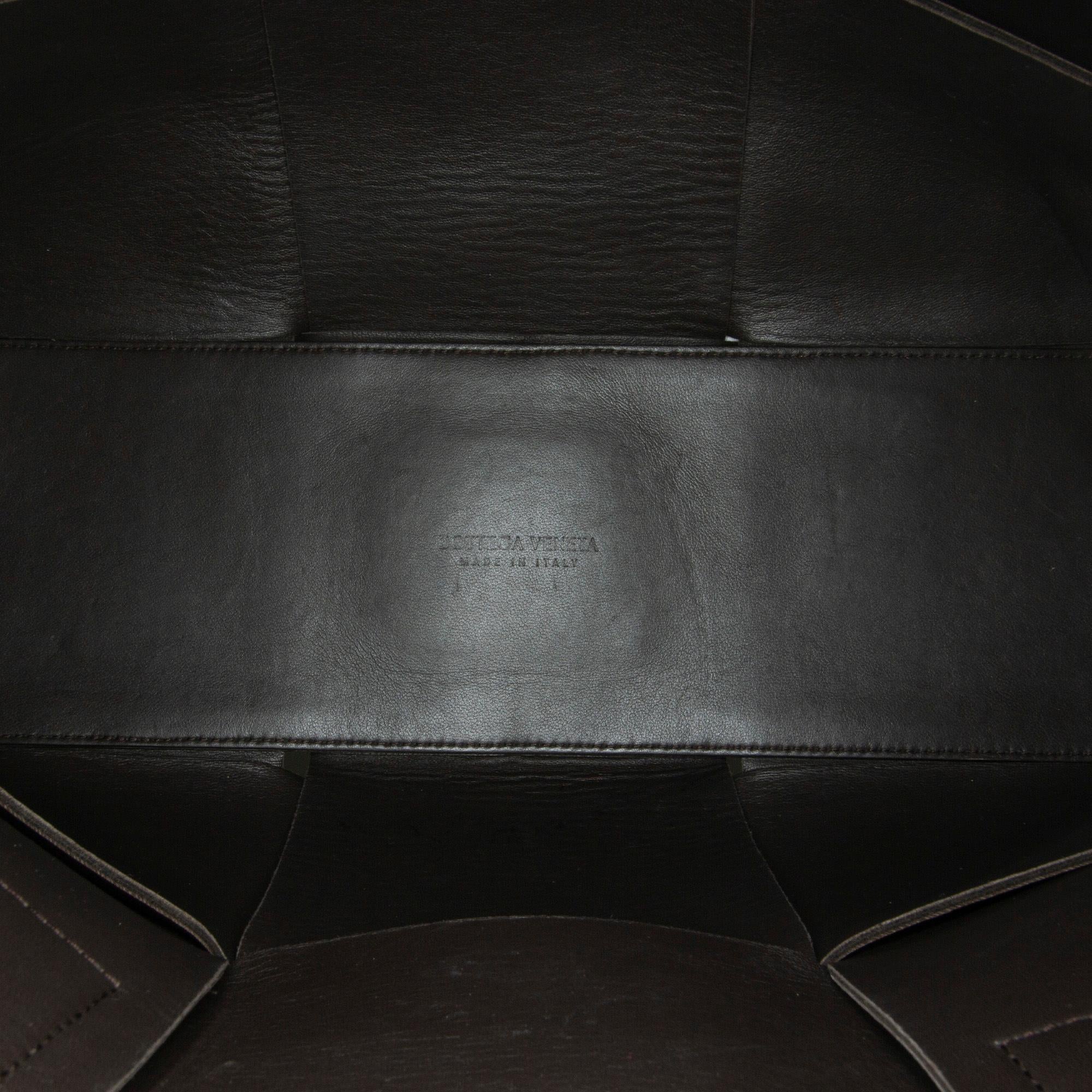Bottega Veneta Maxi Intrecciato Small Arco Tote (SHG-hRd6If)