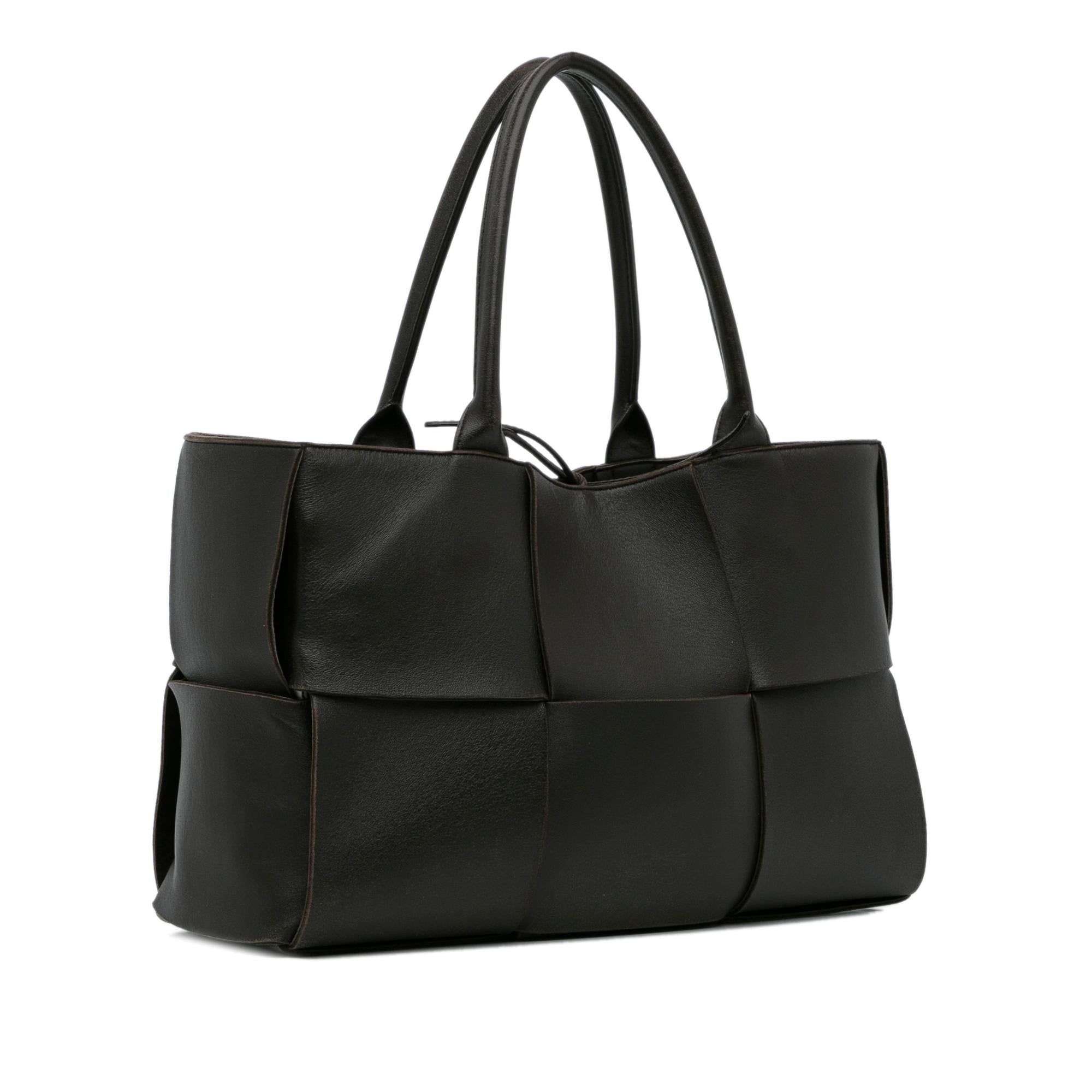 Bottega Veneta Maxi Intrecciato Small Arco Tote (SHG-hRd6If)
