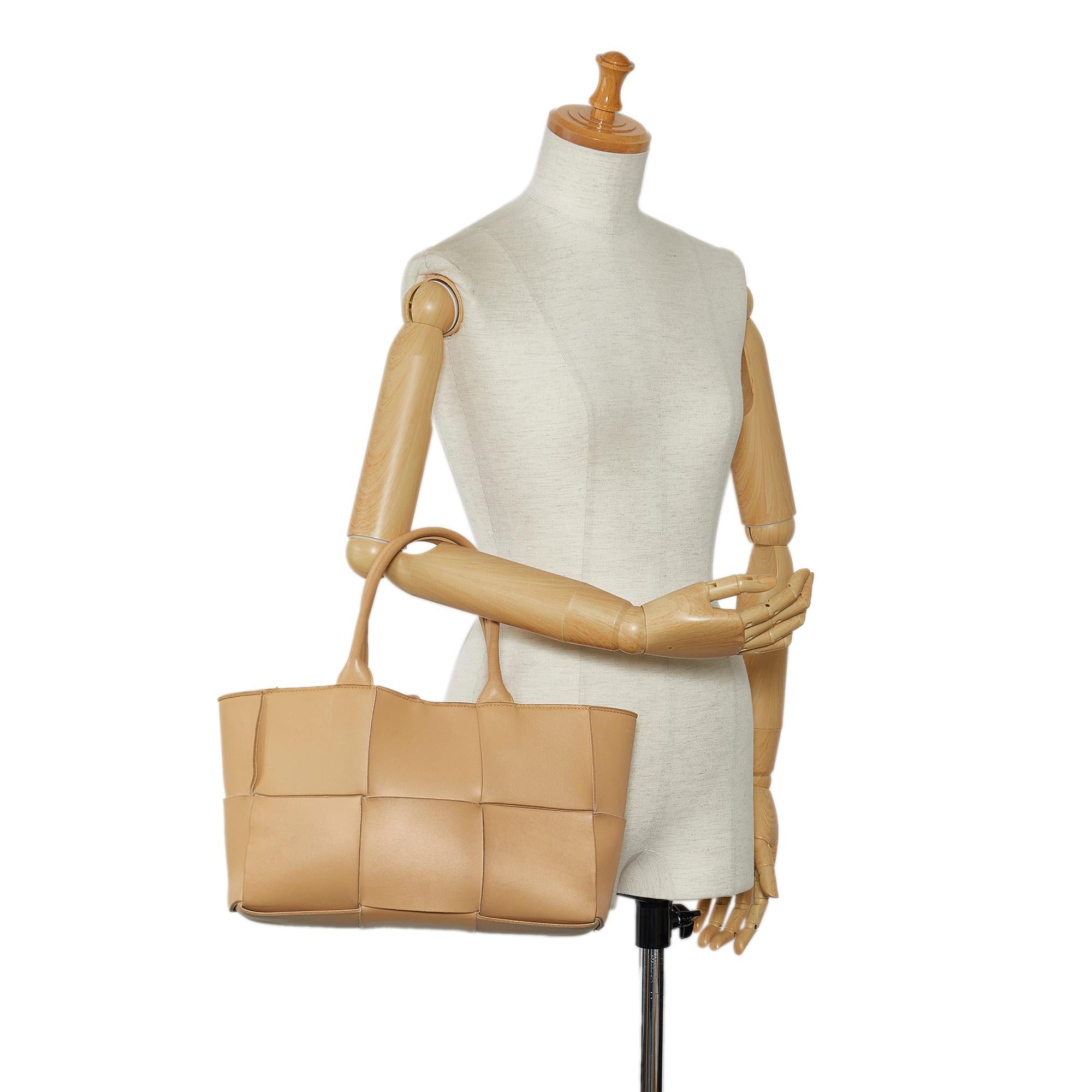 Bottega Veneta Maxi Intrecciato Small Arco Tote (SHG-bQunFk)