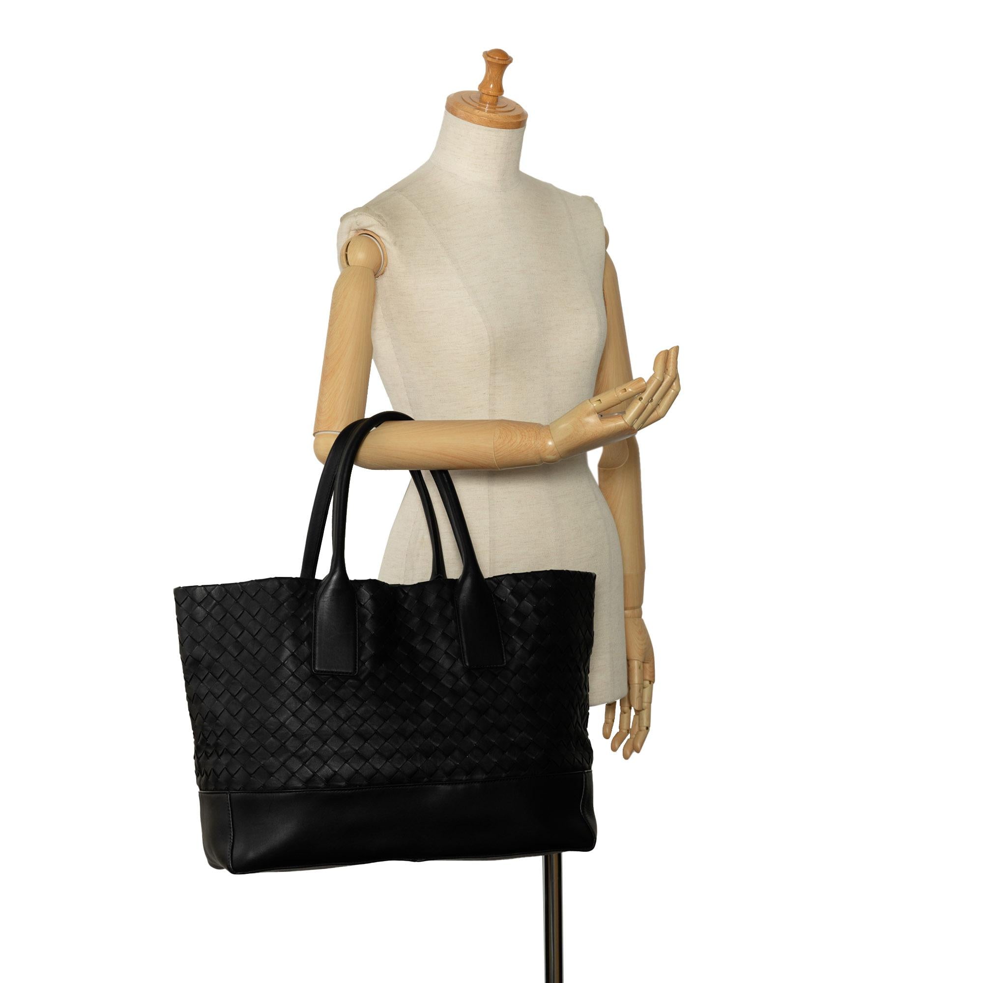 Bottega Veneta Maxi Intrecciato Tote Bag (SHG-E6I3K3)