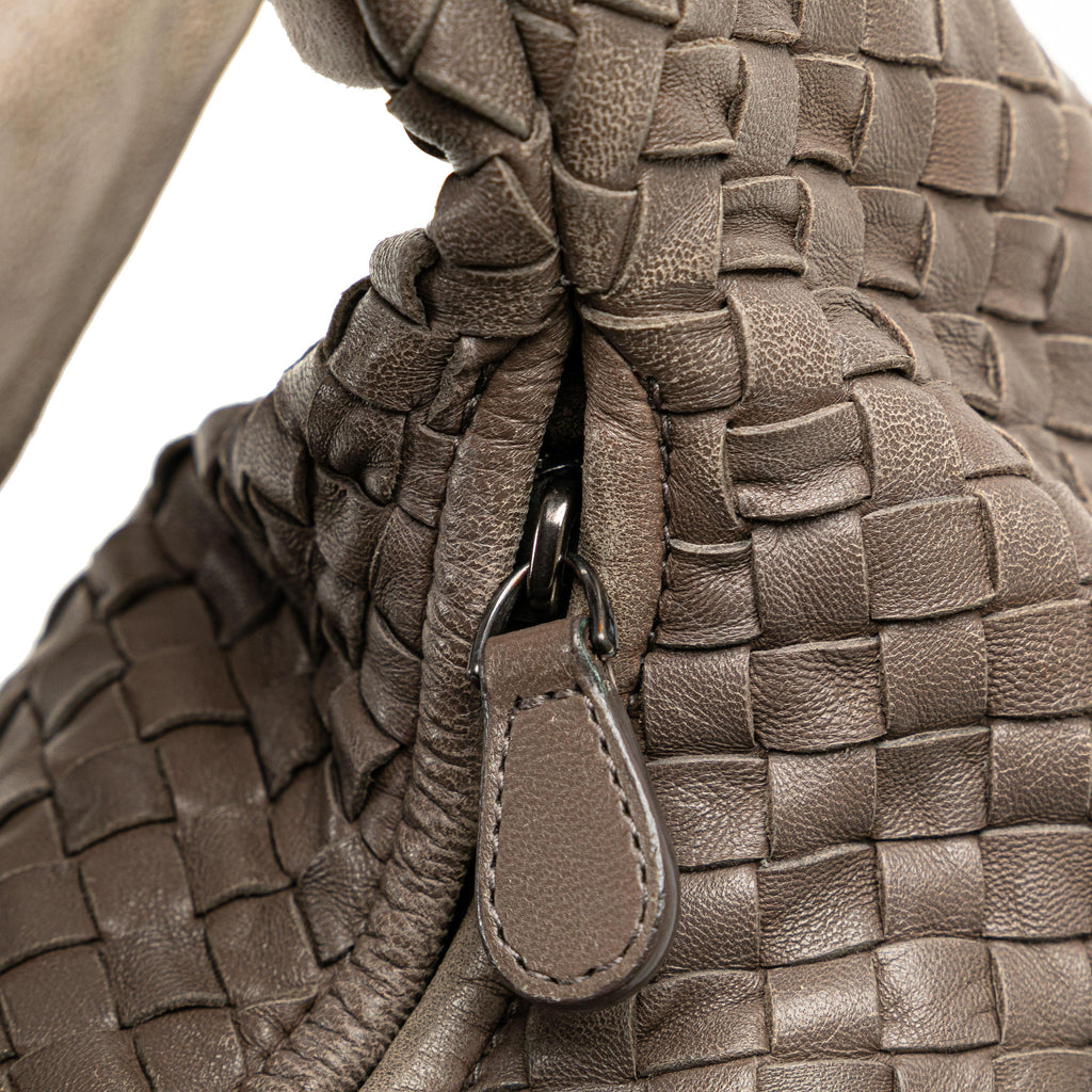 Bottega Veneta Medium Intrecciato Belly Hobo (SHG-GaUjlT)