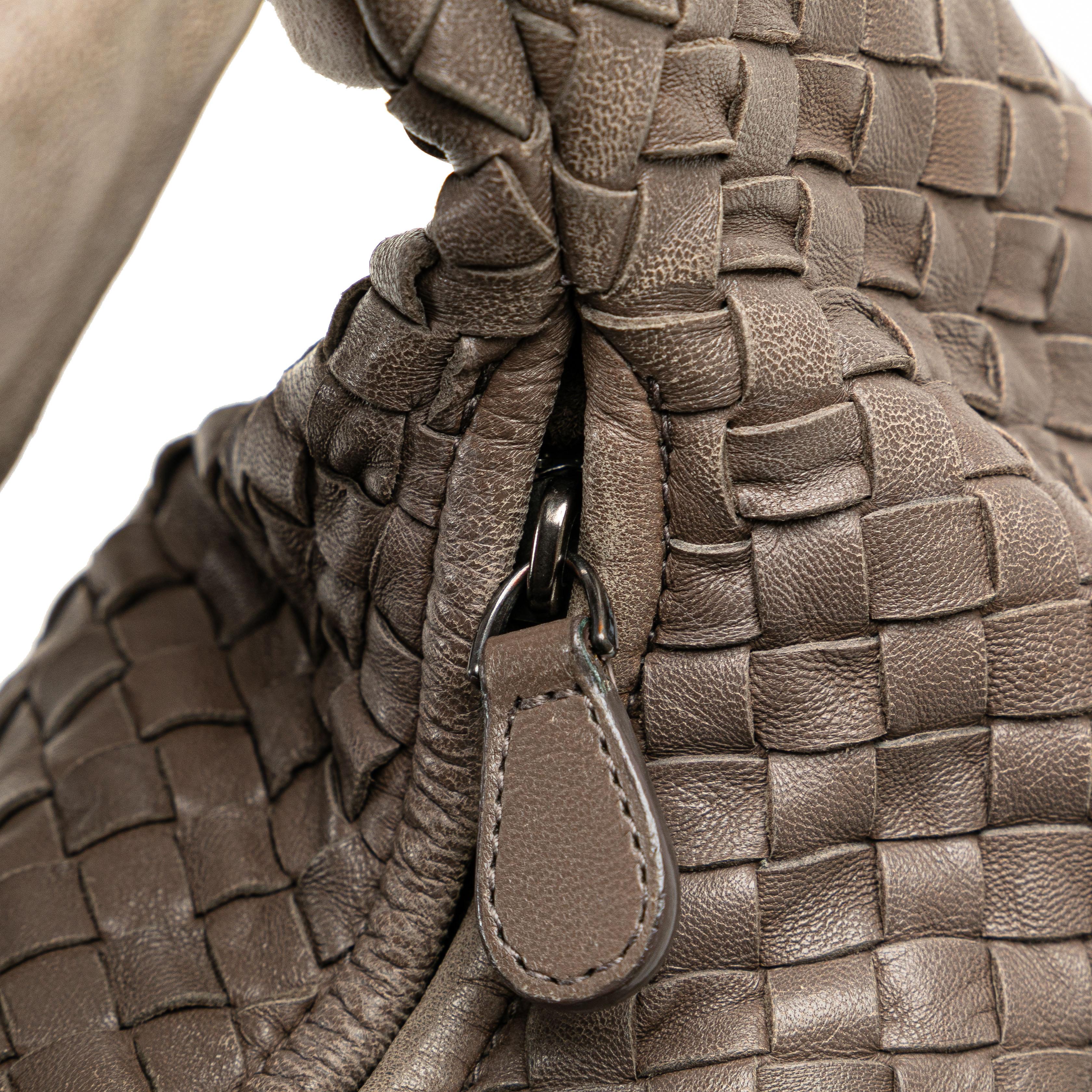 Bottega Veneta Medium Intrecciato Belly Hobo (SHG-GaUjlT)