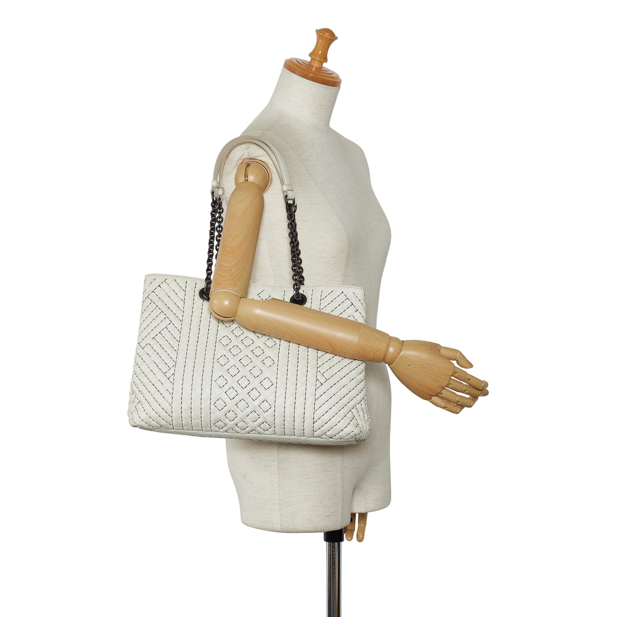 Bottega Veneta Medium Intrecciato Stitched Double Chain Tote (SHG-lAoFji)