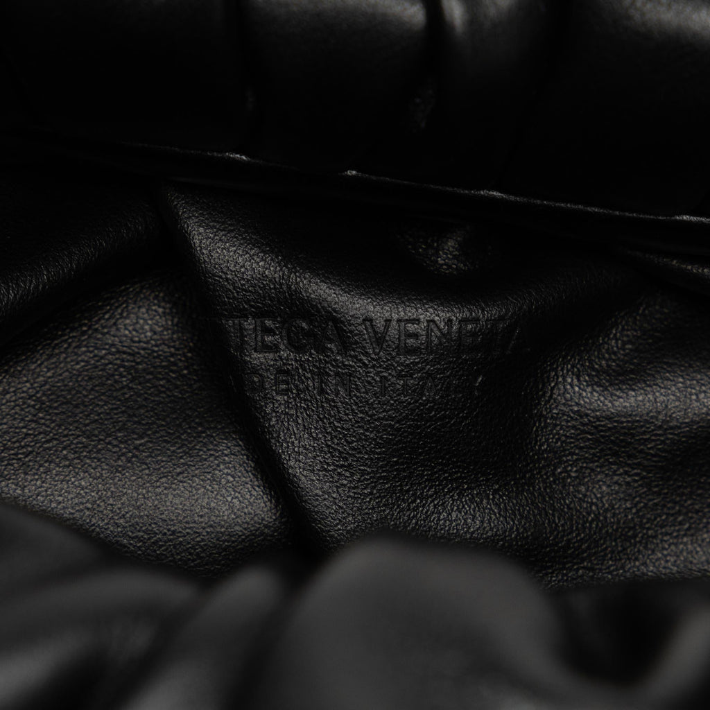 Bottega Veneta Medium The Shoulder Pouch (SHG-OZyB9A)