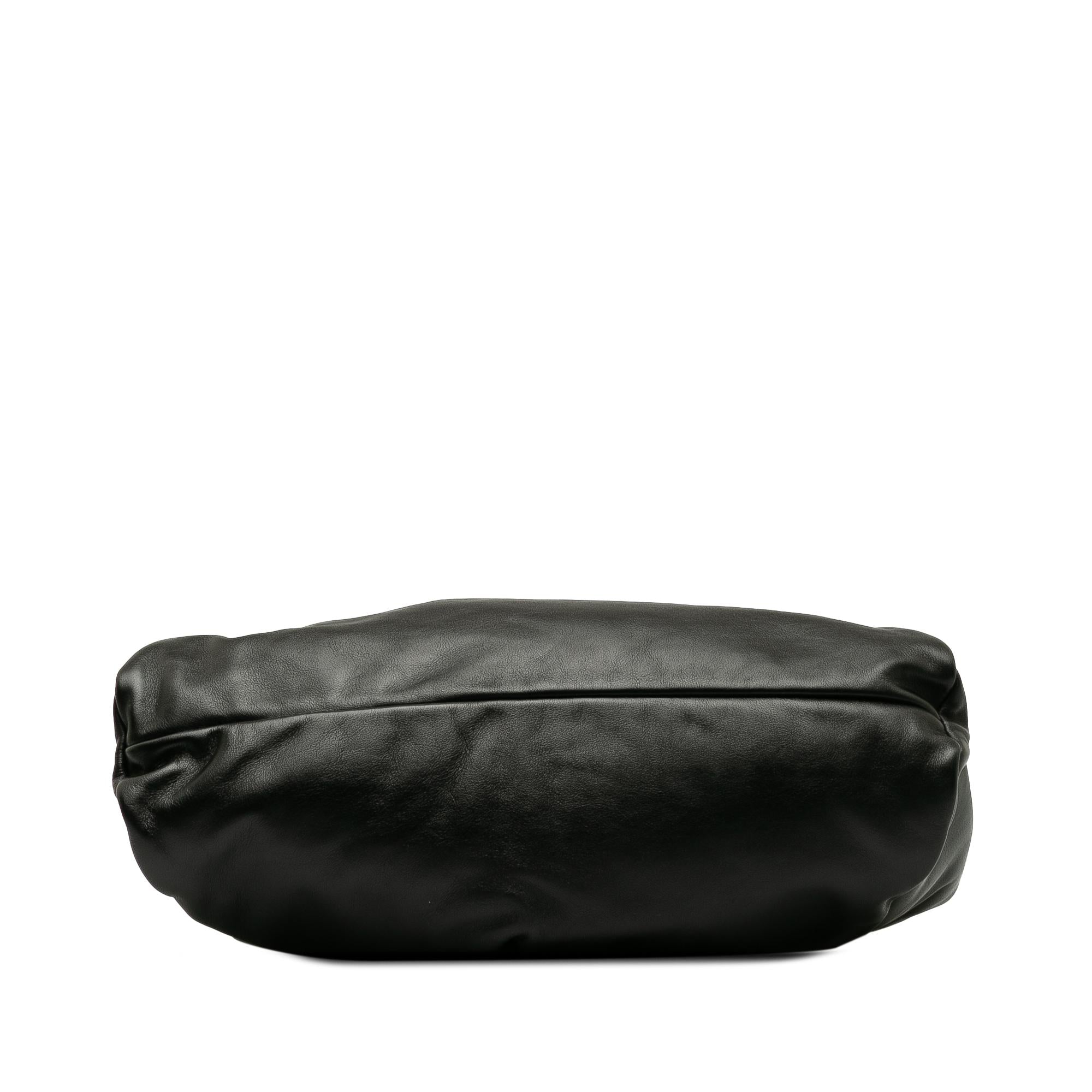 Bottega Veneta Medium The Shoulder Pouch (SHG-Ob0Yvz)