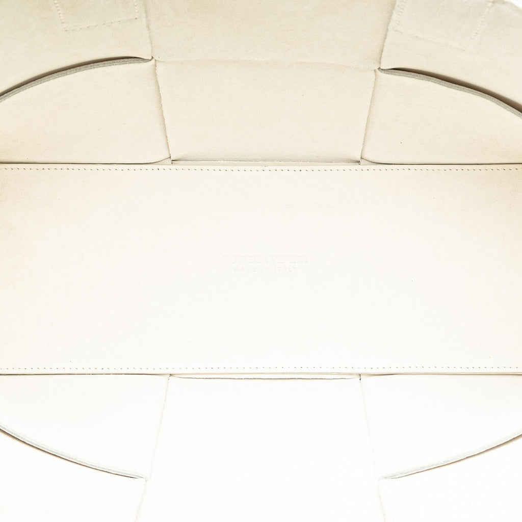 Bottega Veneta Small Maxi Intrecciato Arco Tote (SHG-qlmawG)