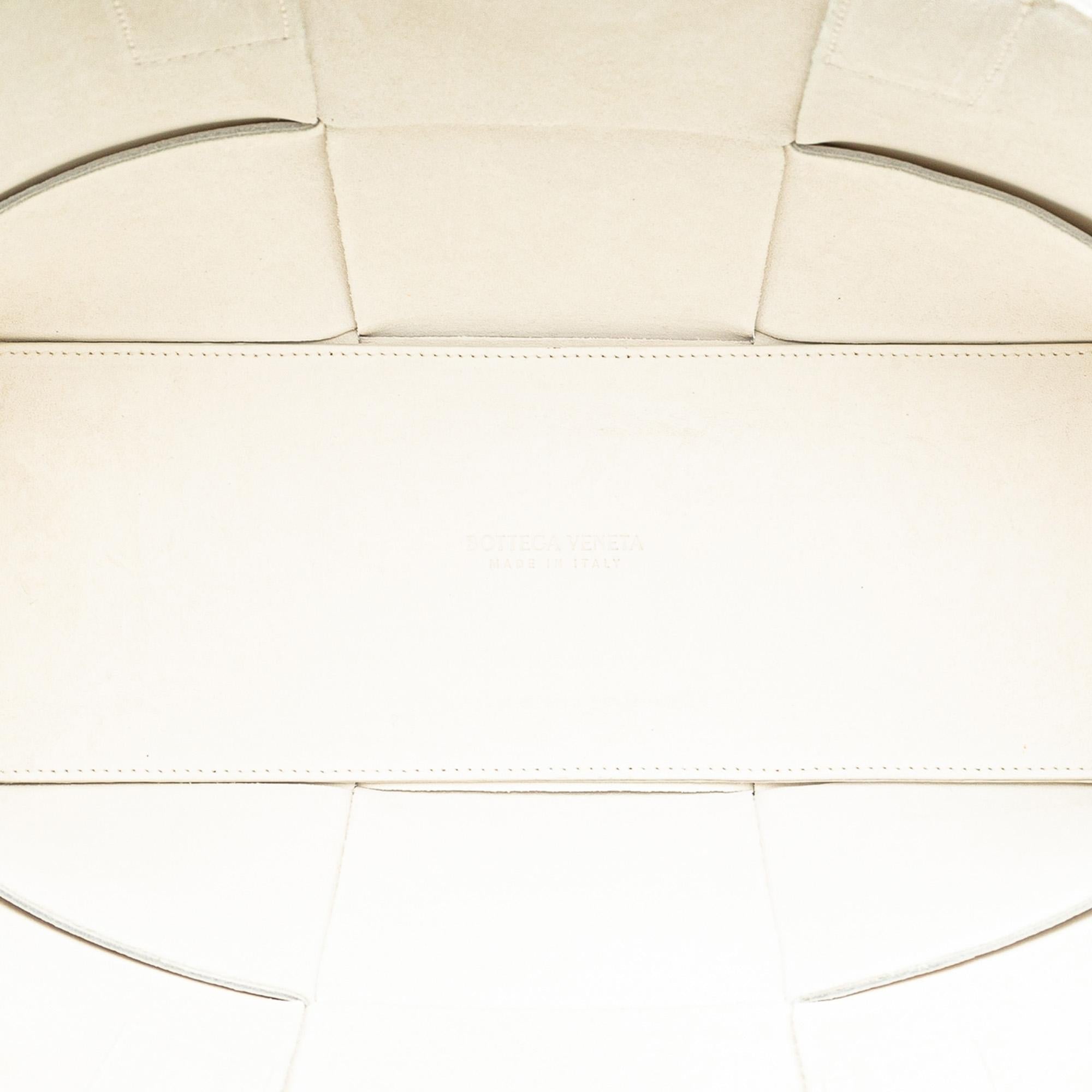 Bottega Veneta Small Maxi Intrecciato Arco Tote (SHG-qlmawG)