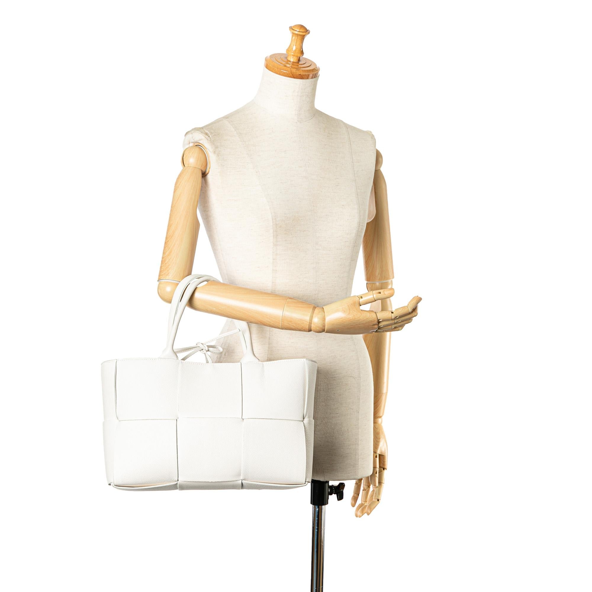 Bottega Veneta Small Maxi Intrecciato Arco Tote (SHG-qlmawG)