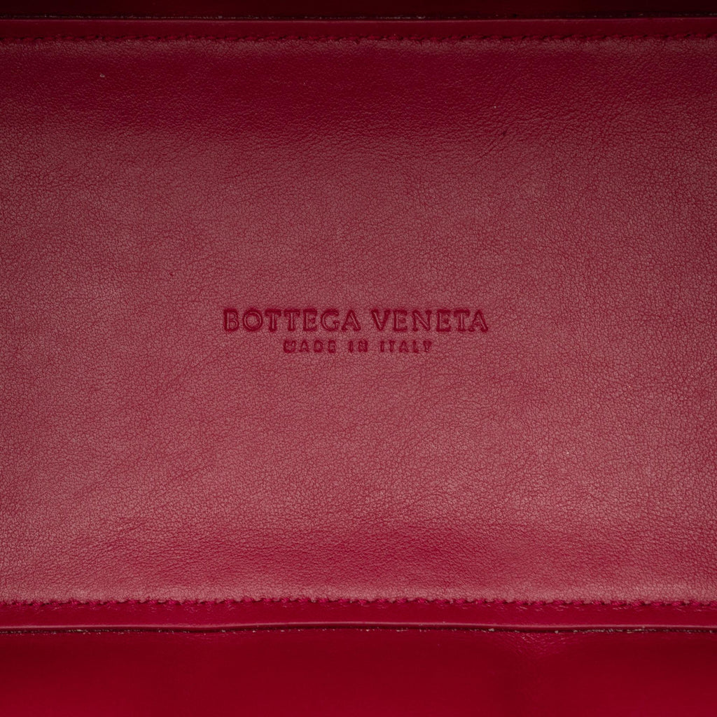 Bottega Veneta Small Padded Swoop Bag (SHG-QMSt6k)