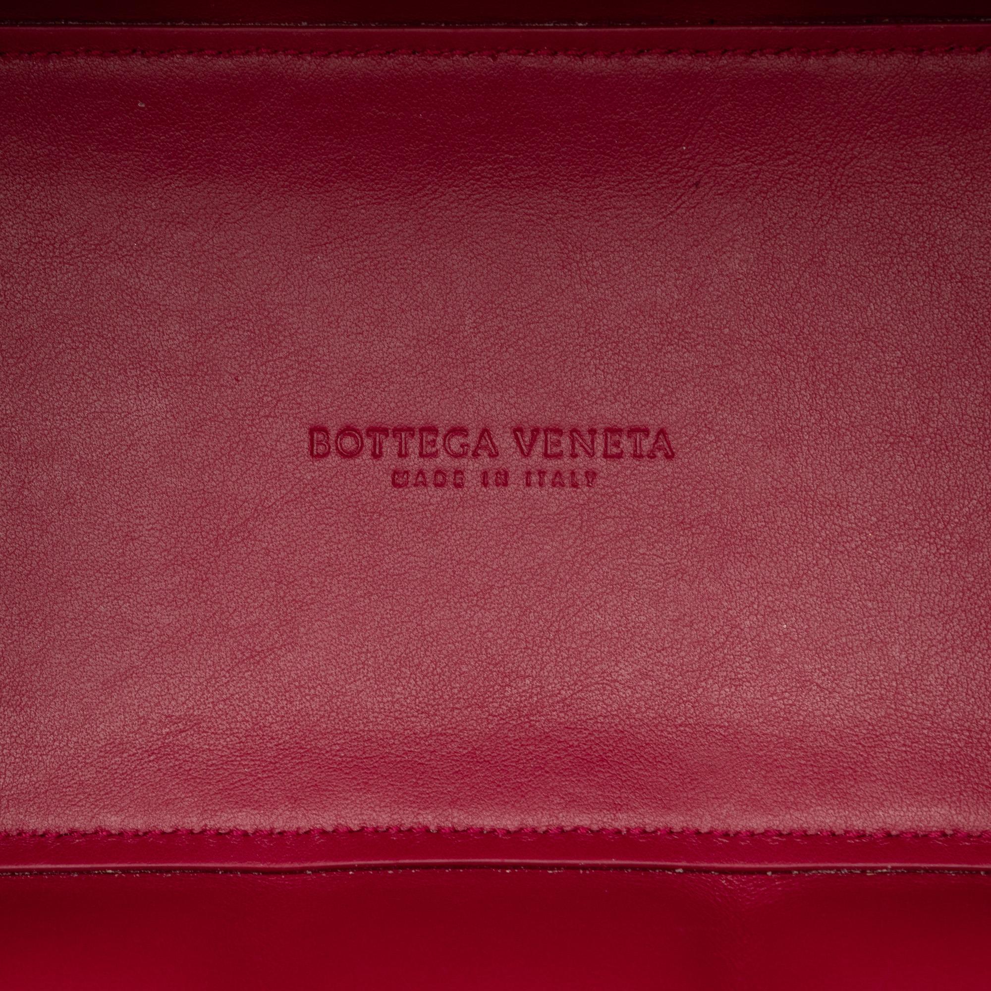 Bottega Veneta Small Padded Swoop Bag (SHG-QMSt6k)