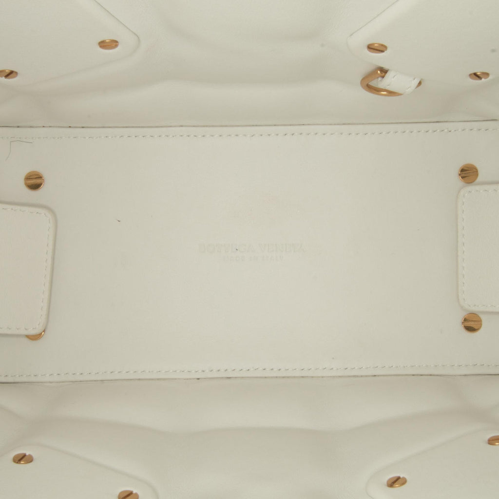 Bottega Veneta Small Padded Swoop Bag (SHG-sGUJs0)
