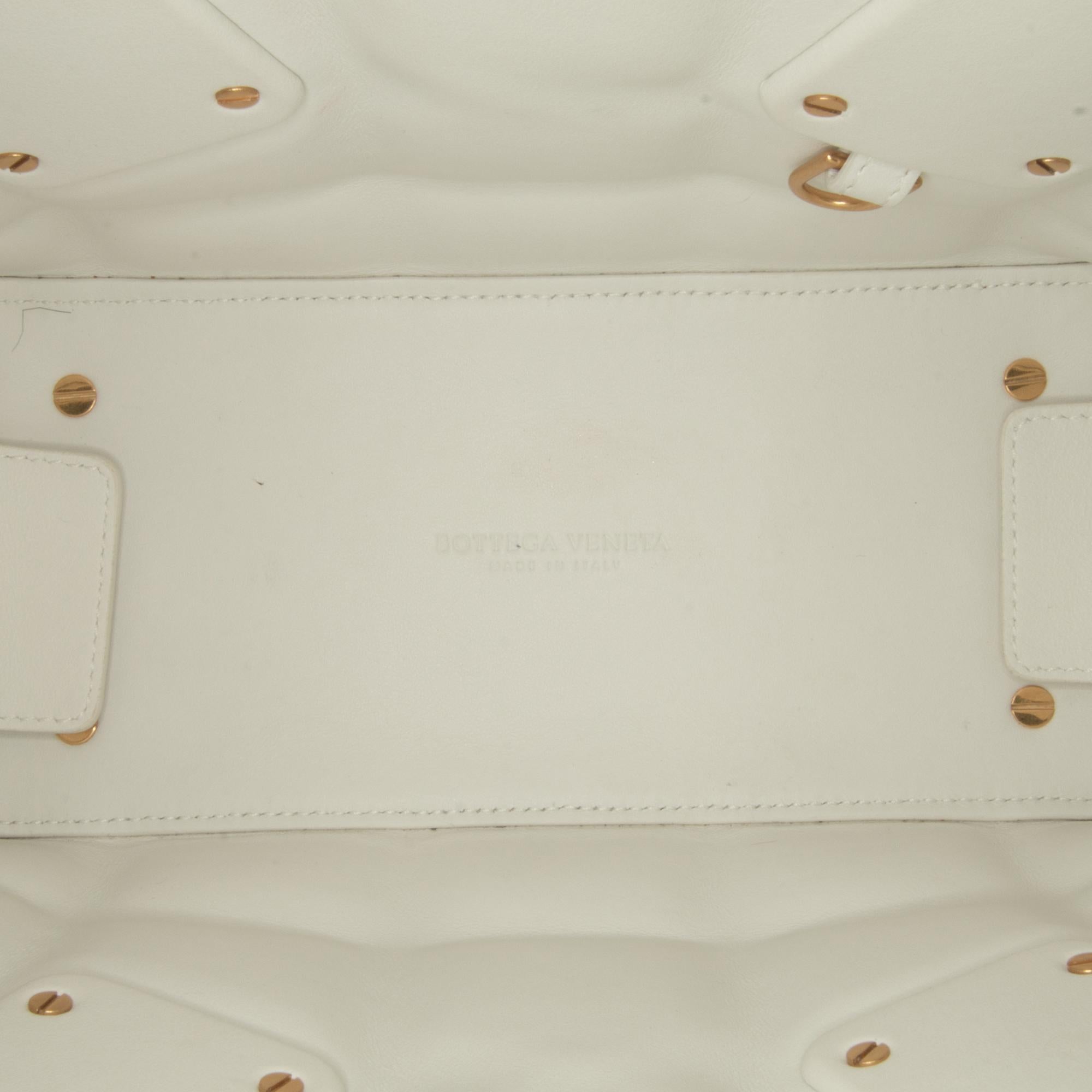 Bottega Veneta Small Padded Swoop Bag (SHG-sGUJs0)