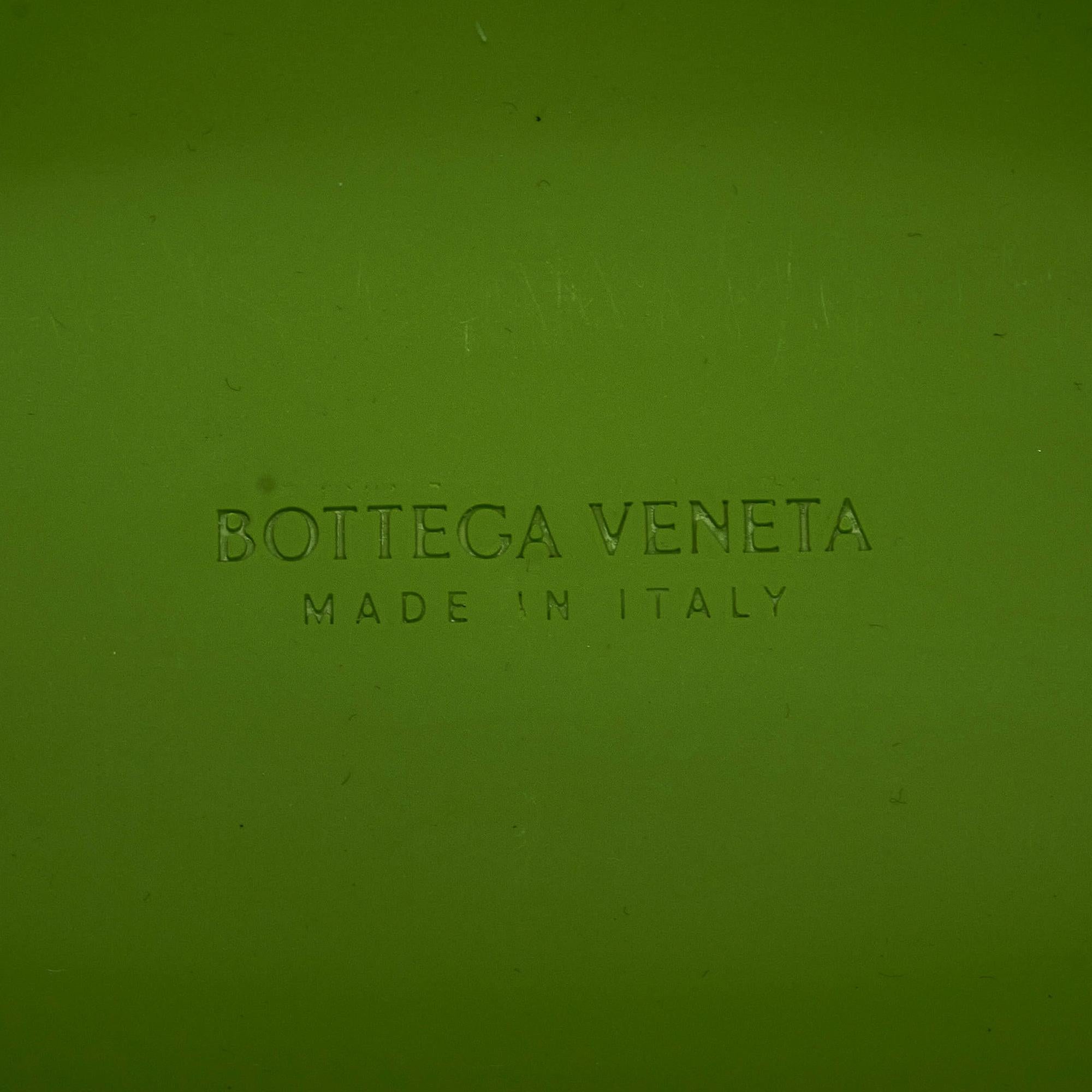 Bottega Veneta Small Rubber Moulded Punch (SHG-Kb7qaf)