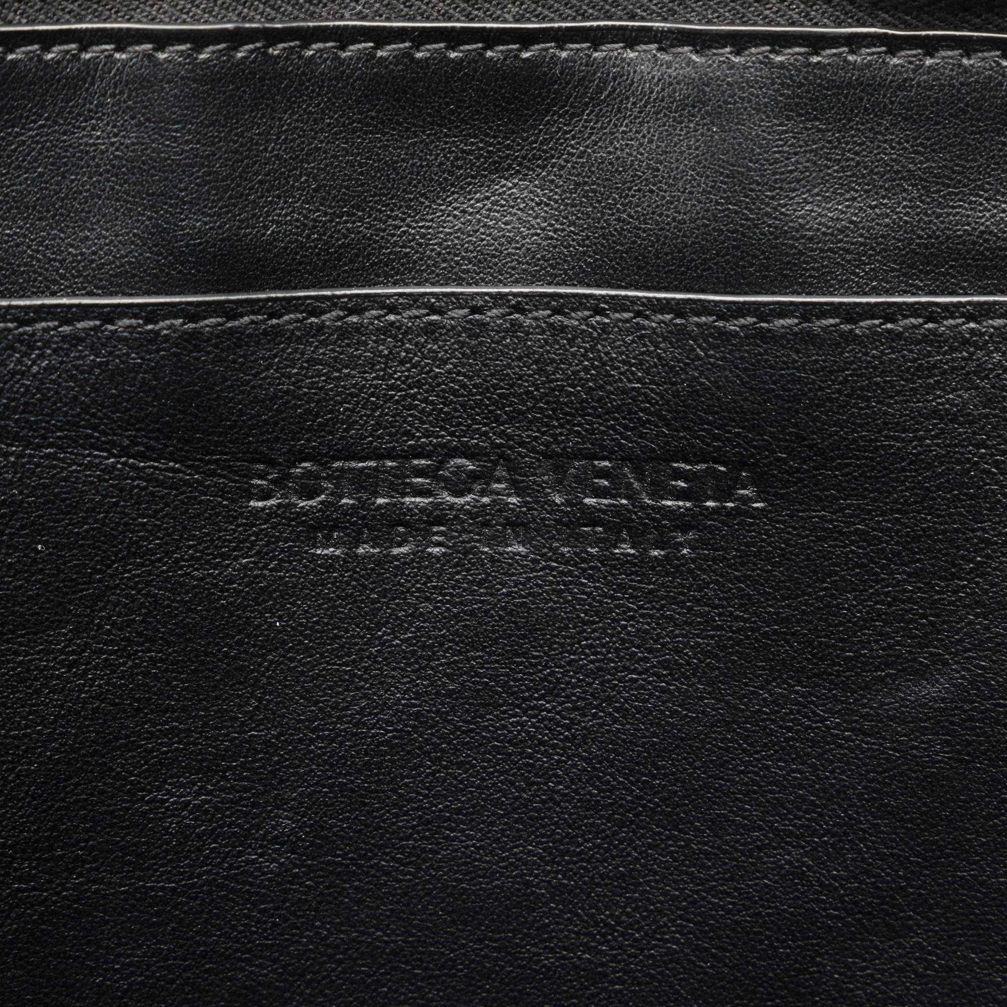Bottega Veneta Tech Rubber Intrecciato Clutch (SHG-a5YxBy)