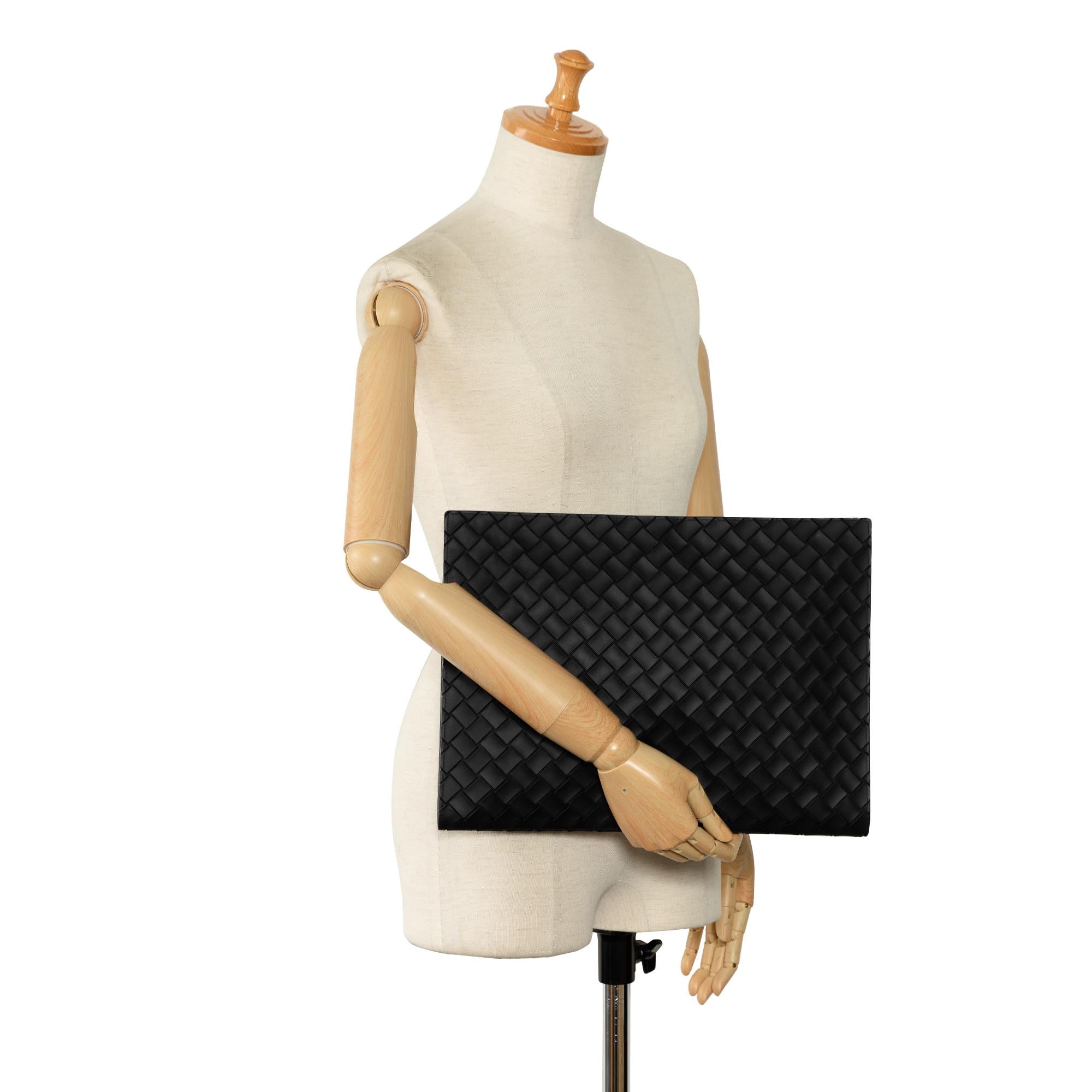 Bottega Veneta Tech Rubber Intrecciato Clutch (SHG-a5YxBy)