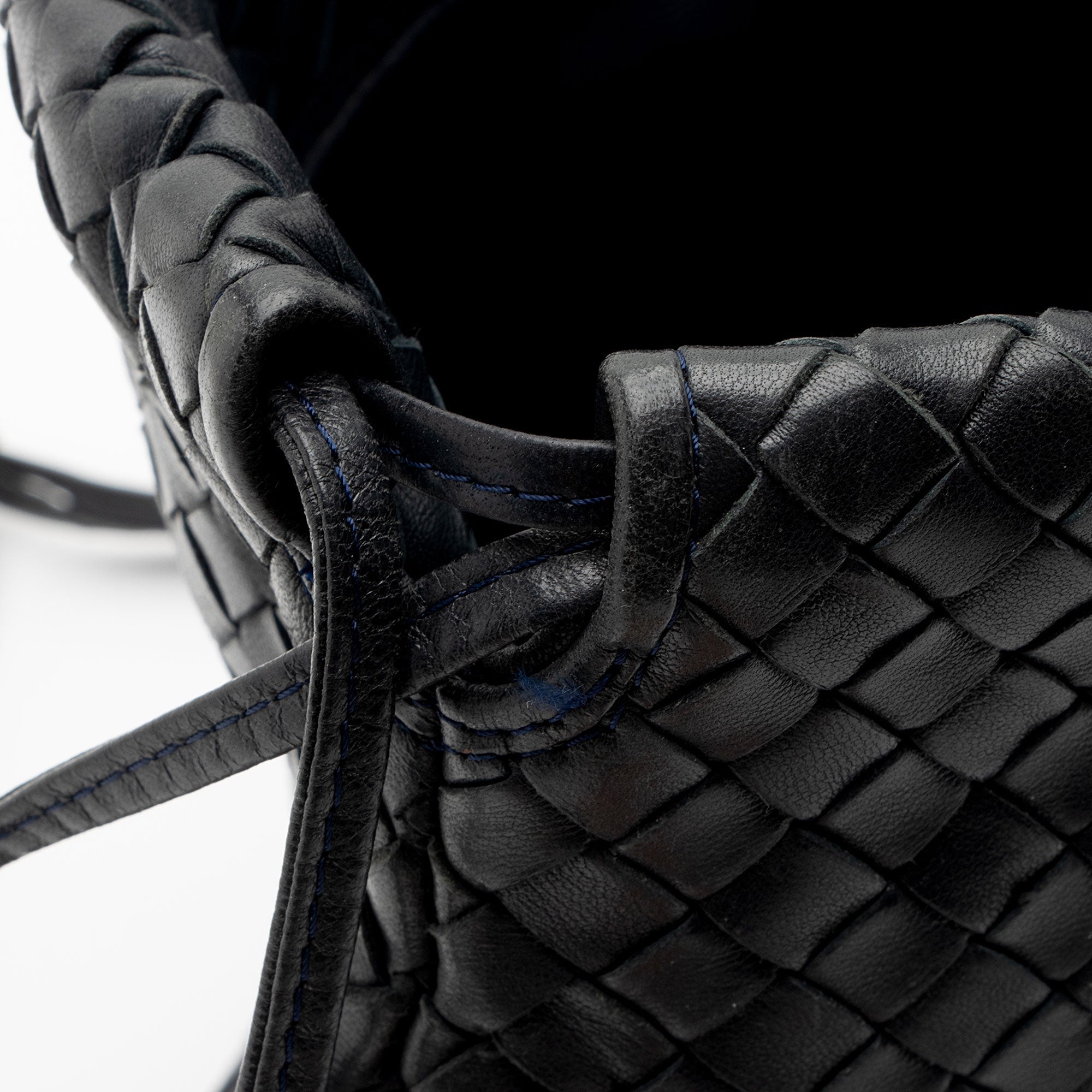 Bottega Veneta Vintage Intrecciato Nappa Drawstring Crossbody (SHF-oaFdRX)