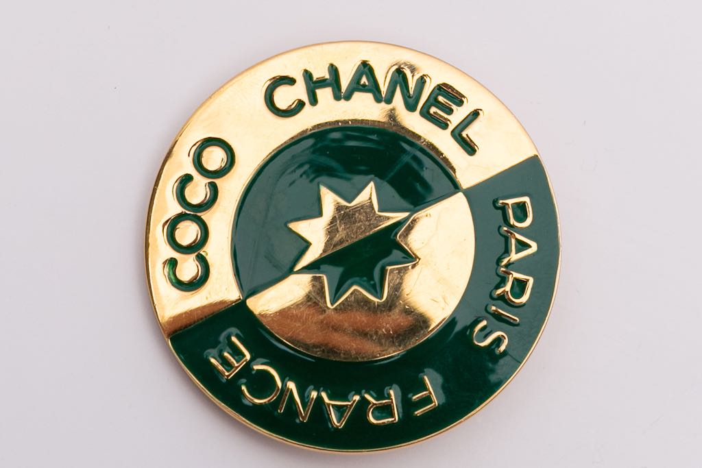 Broche émaillée Chanel